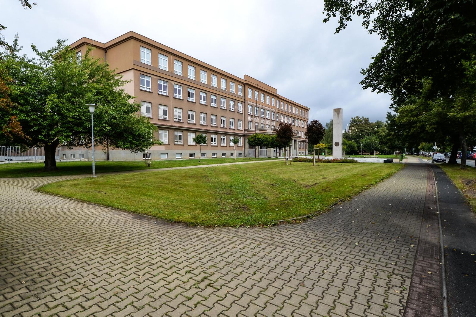 Plzeňská 20. základní škola získala novou nástavbu s odbornými učebnami a zelenou střechou (foto: M. Pecuch, 26.8.2021)