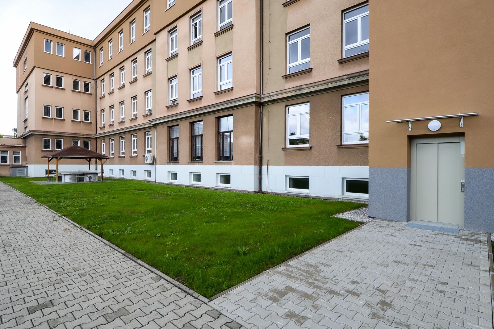 Plzeňská 20. základní škola získala novou nástavbu s odbornými učebnami a zelenou střechou (foto: M. Pecuch, 26.8.2021)