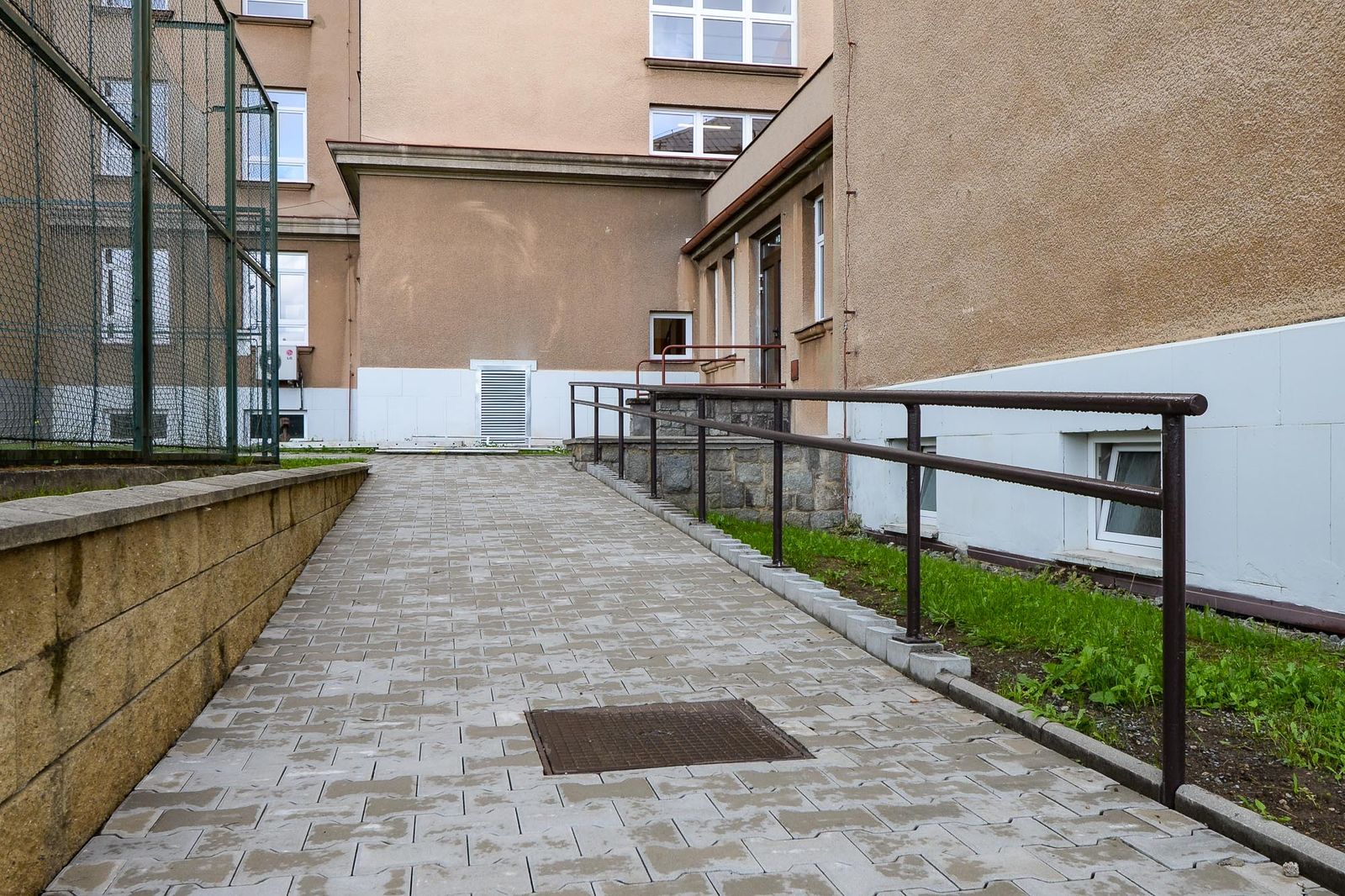 Plzeňská 20. základní škola získala novou nástavbu s odbornými učebnami a zelenou střechou (foto: M. Pecuch, 26.8.2021)