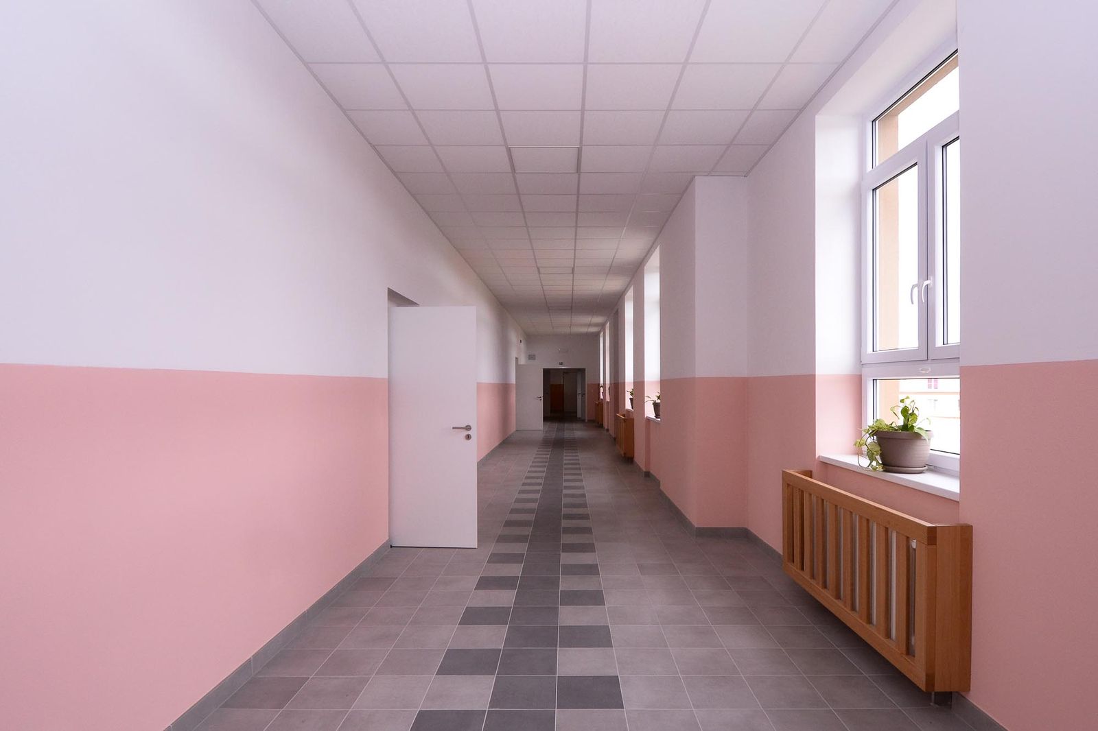 Plzeňská 20. základní škola získala novou nástavbu s odbornými učebnami a zelenou střechou (foto: M. Pecuch, 26.8.2021)