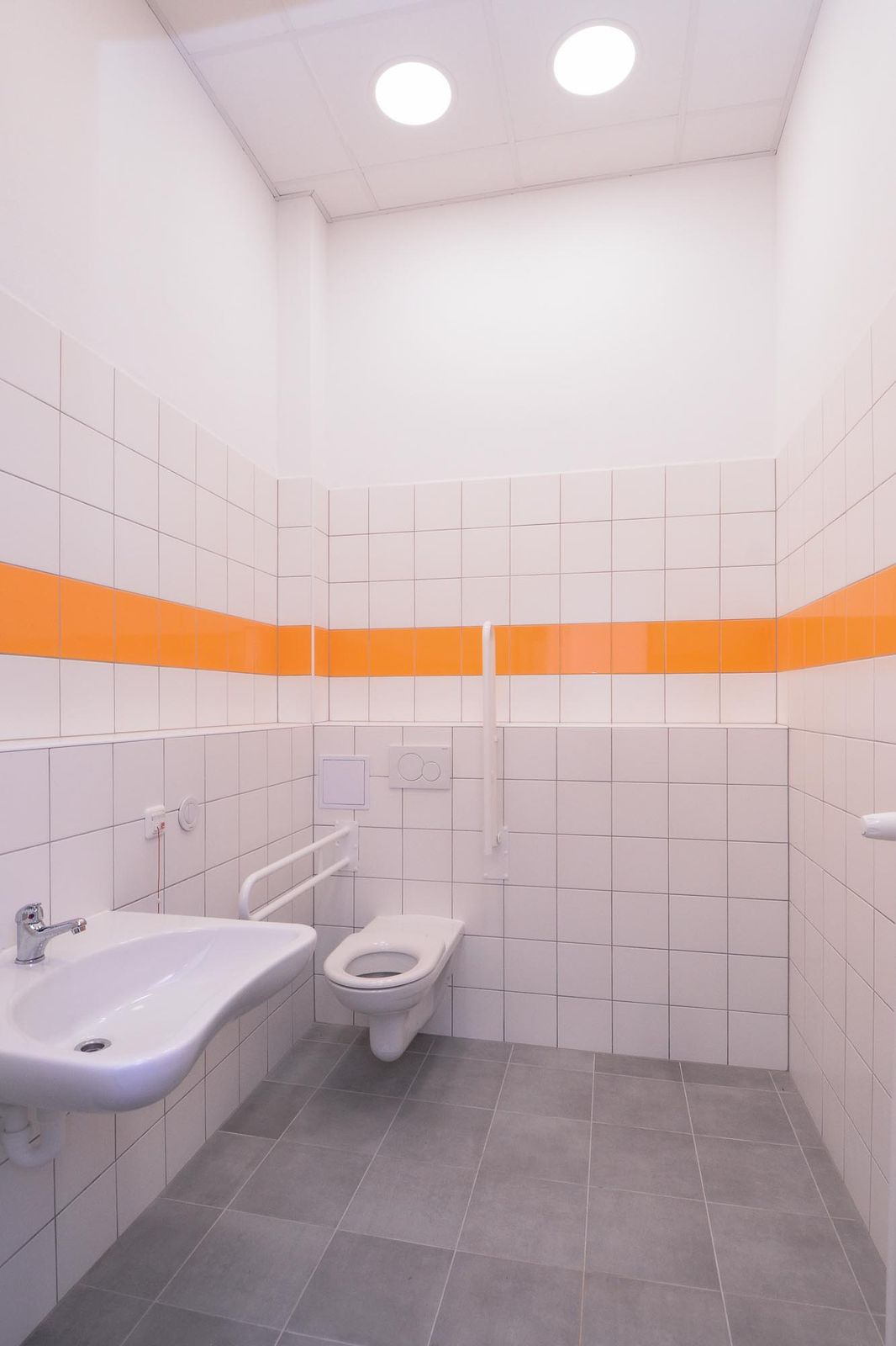 Plzeňská 20. základní škola získala novou nástavbu s odbornými učebnami a zelenou střechou (foto: M. Pecuch, 26.8.2021)