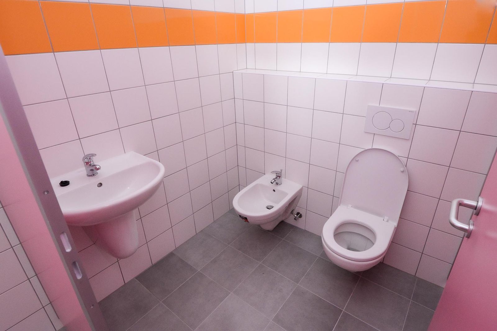 Plzeňská 20. základní škola získala novou nástavbu s odbornými učebnami a zelenou střechou (foto: M. Pecuch, 26.8.2021)