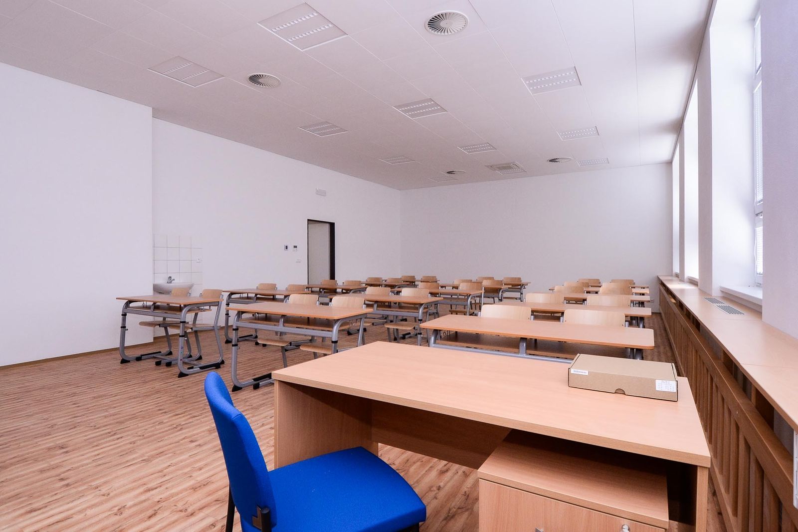 Plzeňská 20. základní škola získala novou nástavbu s odbornými učebnami a zelenou střechou (foto: M. Pecuch, 26.8.2021)