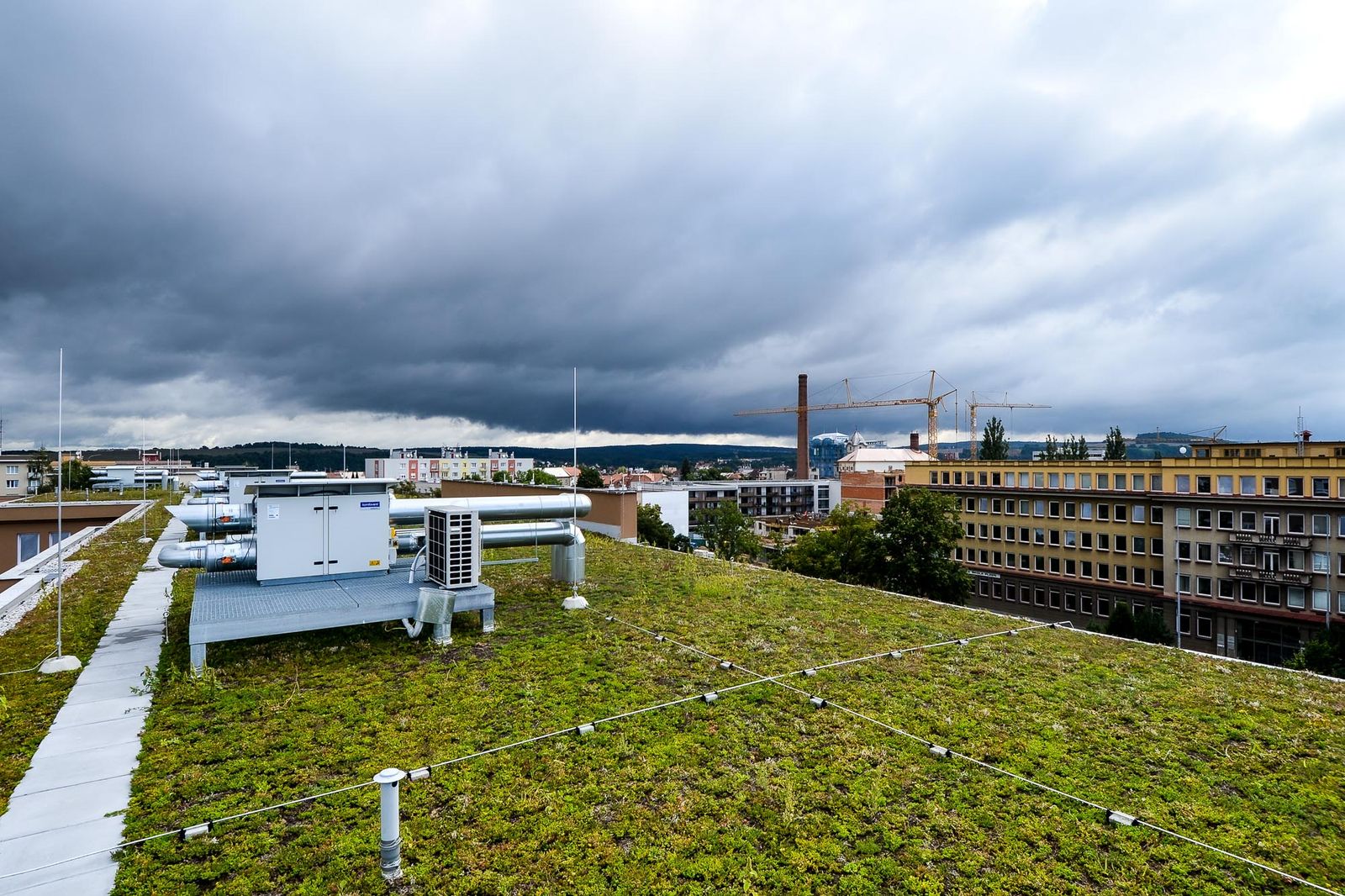 Plzeňská 20. základní škola získala novou nástavbu s odbornými učebnami a zelenou střechou (foto: M. Pecuch, 26.8.2021)