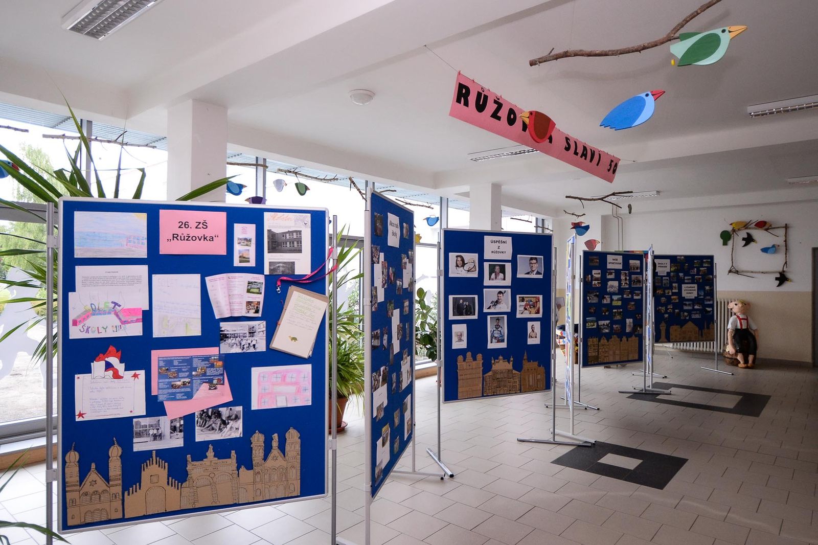 Růžovka slaví, před 50 lety přivítala první školáky (foto: M. Pecuch, 31.8.2021)