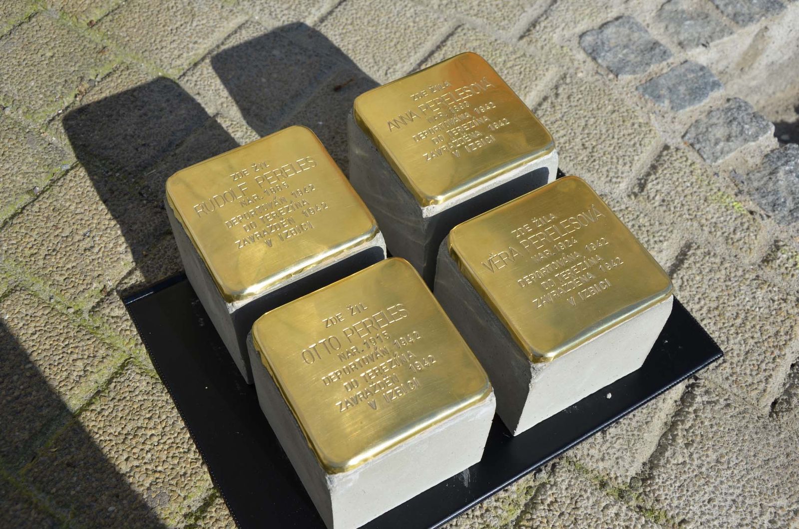 V Plzni připomíná oběti holocaustu 20 nových kamenů zmizelých, takzvaných Stolpersteine (foto: E. Kriegerová / M. Pecuch, 3.9.2021)