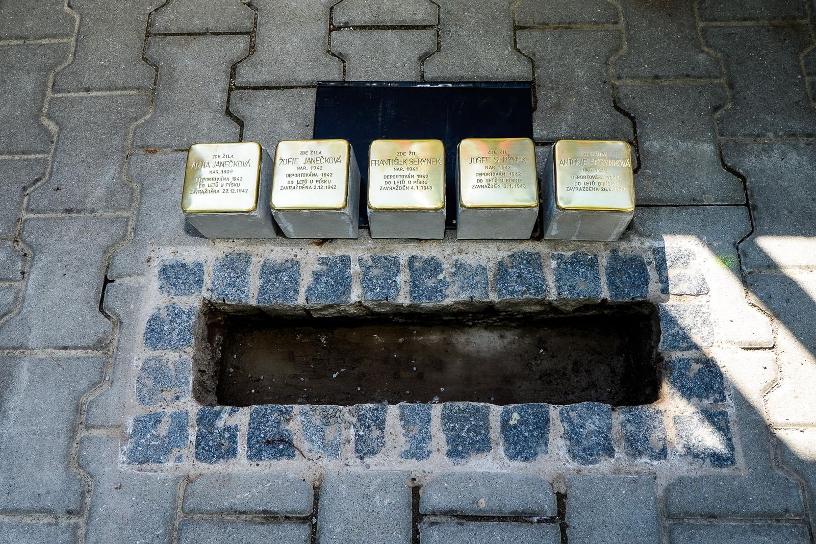 V Plzni připomíná oběti holocaustu 20 nových kamenů zmizelých, takzvaných Stolpersteine (foto: E. Kriegerová / M. Pecuch, 3.9.2021)