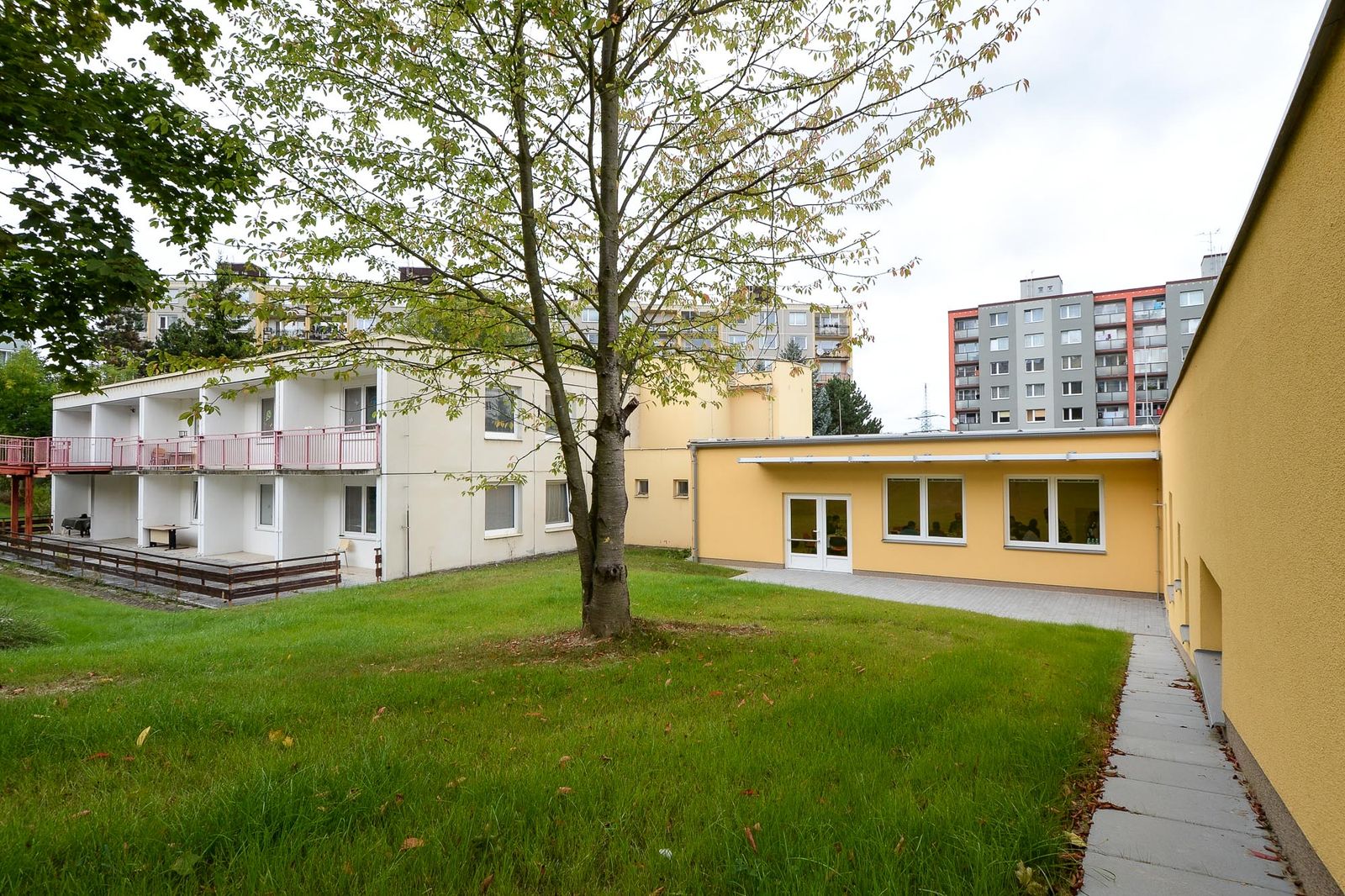 Pohyb mezi pavilony v Nováčku je teď pro naše klienty komfortnější (foto: M. Pecuch, 22.9.2021)