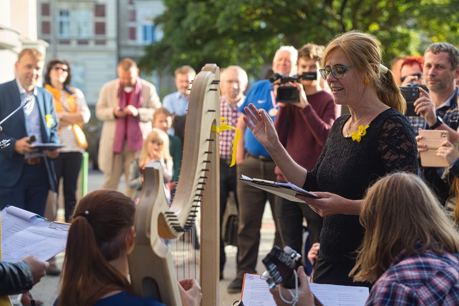 Pamětní deska na domě ve Skrétově ulici na Jižním Předměstí od pátku 1. října 2021 připomíná, že se v něm narodil Bohumil ‚Bimba‘ Konečný – malíř a ilustrátor, který proslul zejména svým obrazovým doprovodem ke slavným foglarovkám či dobrodružným románům Otakara Batličky. Věnoval se také reklamním plakátům. (foto: Roman Muchka, 1.10.2021)