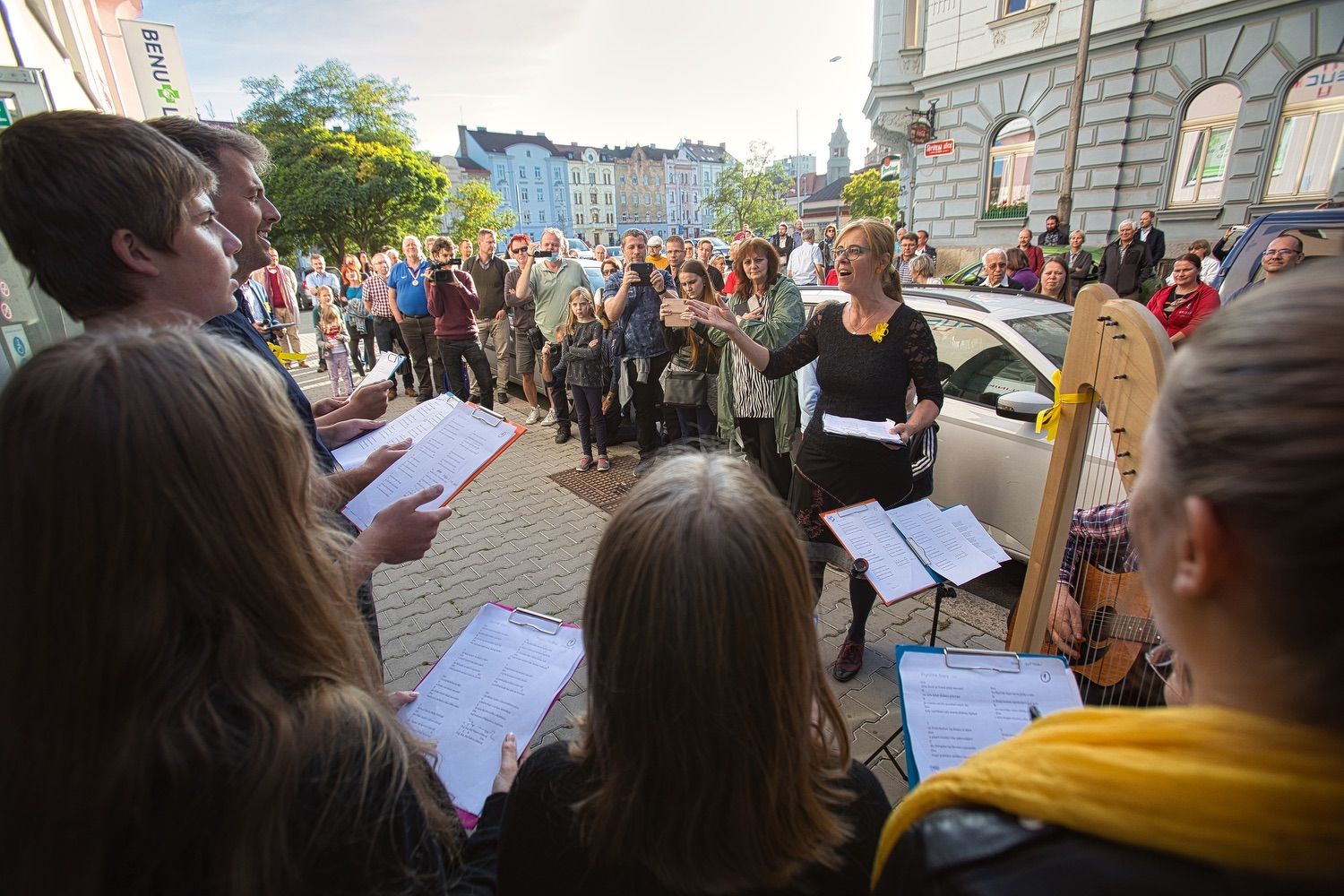 Pamětní deska na domě ve Skrétově ulici na Jižním Předměstí od pátku 1. října 2021 připomíná, že se v něm narodil Bohumil ‚Bimba‘ Konečný – malíř a ilustrátor, který proslul zejména svým obrazovým doprovodem ke slavným foglarovkám či dobrodružným románům Otakara Batličky. Věnoval se také reklamním plakátům. (foto: Roman Muchka, 1.10.2021)