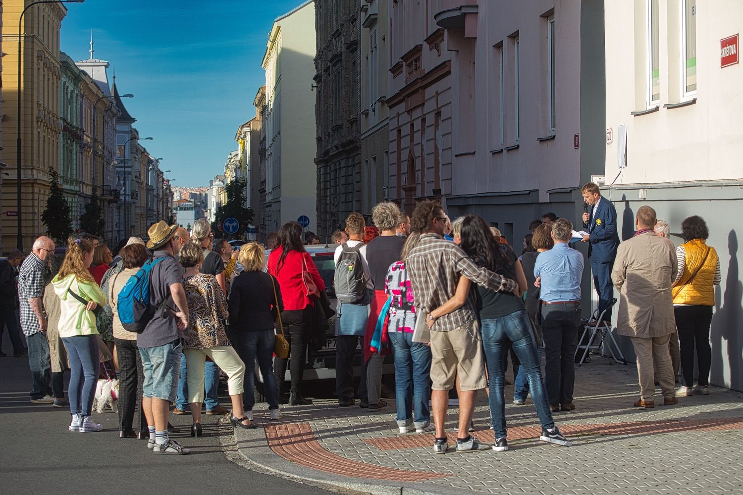 Pamětní deska na domě ve Skrétově ulici na Jižním Předměstí od pátku 1. října 2021 připomíná, že se v něm narodil Bohumil ‚Bimba‘ Konečný – malíř a ilustrátor, který proslul zejména svým obrazovým doprovodem ke slavným foglarovkám či dobrodružným románům Otakara Batličky. Věnoval se také reklamním plakátům. (foto: Roman Muchka, 1.10.2021)