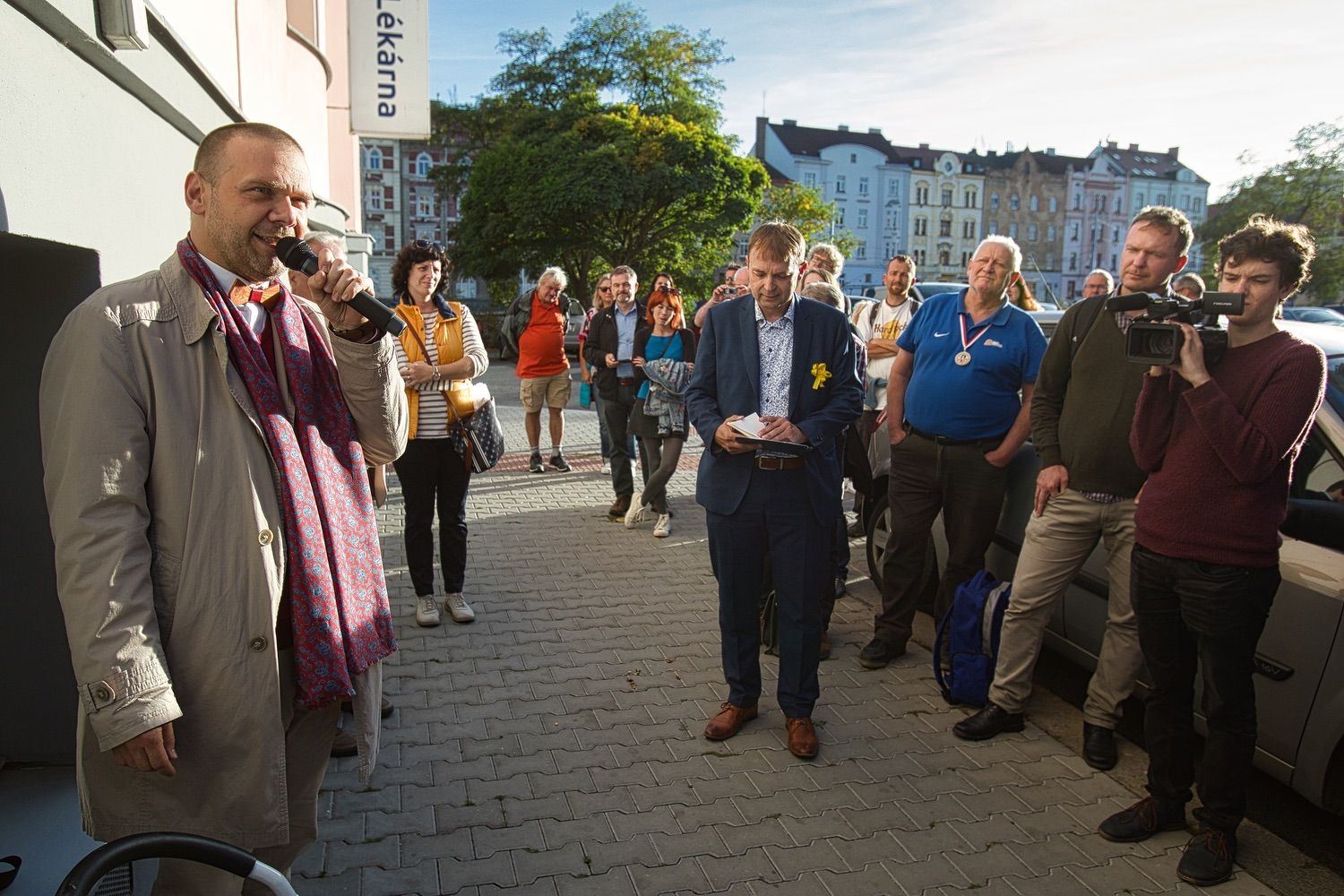 Pamětní deska na domě ve Skrétově ulici na Jižním Předměstí od pátku 1. října 2021 připomíná, že se v něm narodil Bohumil ‚Bimba‘ Konečný – malíř a ilustrátor, který proslul zejména svým obrazovým doprovodem ke slavným foglarovkám či dobrodružným románům Otakara Batličky. Věnoval se také reklamním plakátům. (foto: Roman Muchka, 1.10.2021)