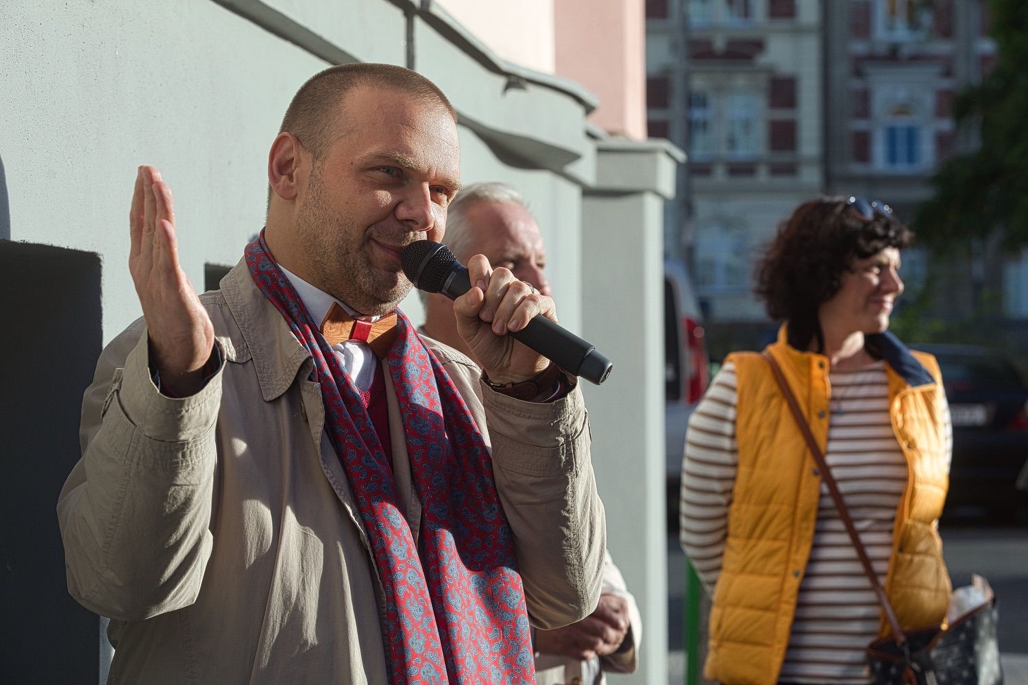 Pamětní deska na domě ve Skrétově ulici na Jižním Předměstí od pátku 1. října 2021 připomíná, že se v něm narodil Bohumil ‚Bimba‘ Konečný – malíř a ilustrátor, který proslul zejména svým obrazovým doprovodem ke slavným foglarovkám či dobrodružným románům Otakara Batličky. Věnoval se také reklamním plakátům. (foto: Roman Muchka, 1.10.2021)