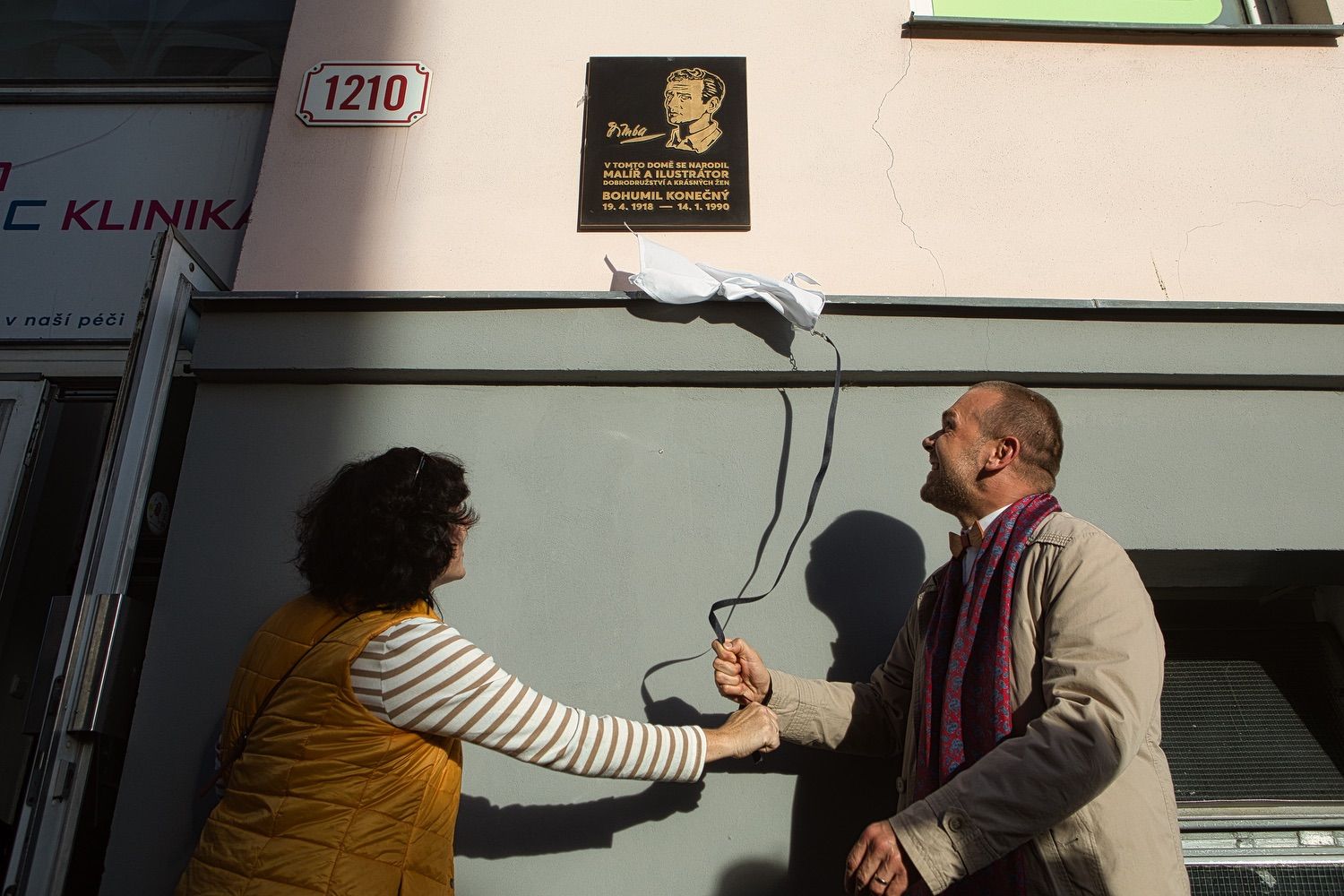 Pamětní deska na domě ve Skrétově ulici na Jižním Předměstí od pátku 1. října 2021 připomíná, že se v něm narodil Bohumil ‚Bimba‘ Konečný – malíř a ilustrátor, který proslul zejména svým obrazovým doprovodem ke slavným foglarovkám či dobrodružným románům Otakara Batličky. Věnoval se také reklamním plakátům. (foto: Roman Muchka, 1.10.2021)