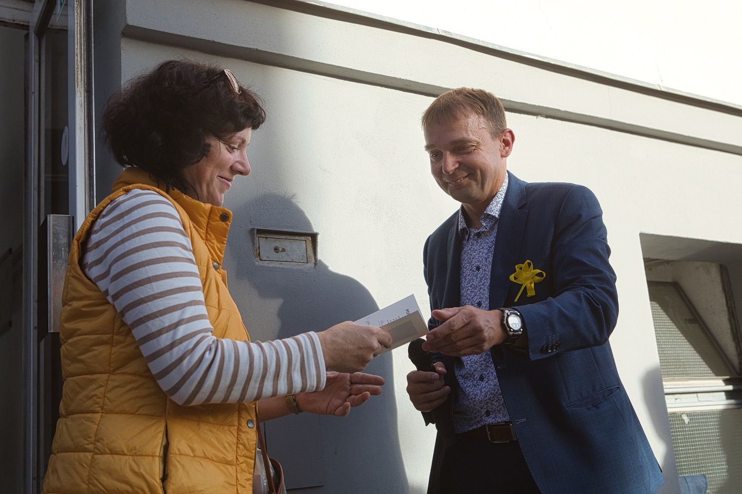 Pamětní deska na domě ve Skrétově ulici na Jižním Předměstí od pátku 1. října 2021 připomíná, že se v něm narodil Bohumil ‚Bimba‘ Konečný – malíř a ilustrátor, který proslul zejména svým obrazovým doprovodem ke slavným foglarovkám či dobrodružným románům Otakara Batličky. Věnoval se také reklamním plakátům. (foto: Roman Muchka, 1.10.2021)