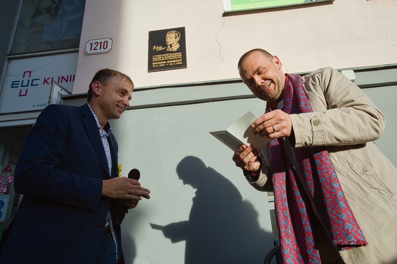 Pamětní deska na domě ve Skrétově ulici na Jižním Předměstí od pátku 1. října 2021 připomíná, že se v něm narodil Bohumil ‚Bimba‘ Konečný – malíř a ilustrátor, který proslul zejména svým obrazovým doprovodem ke slavným foglarovkám či dobrodružným románům Otakara Batličky. Věnoval se také reklamním plakátům. (foto: Roman Muchka, 1.10.2021)