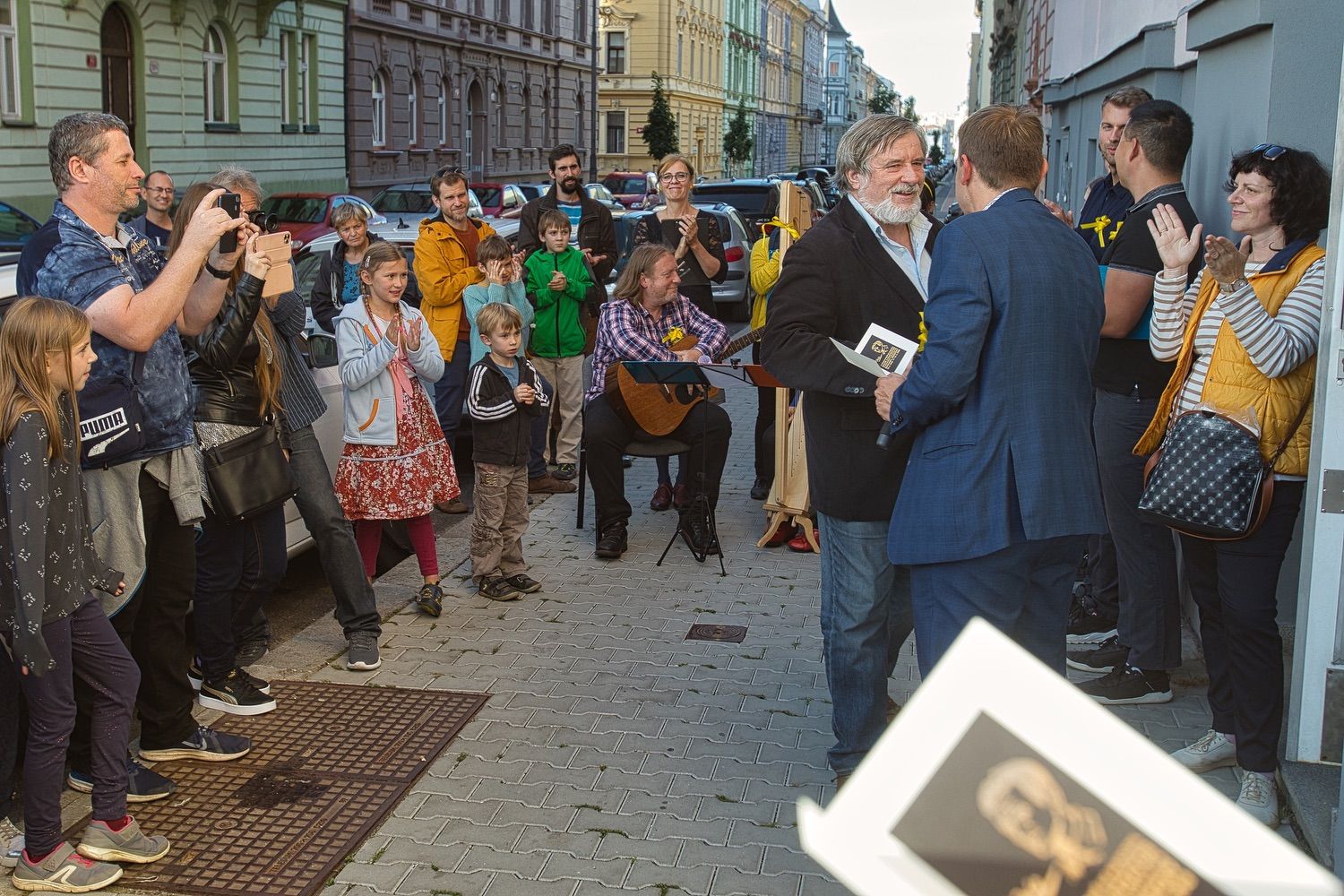 Pamětní deska na domě ve Skrétově ulici na Jižním Předměstí od pátku 1. října 2021 připomíná, že se v něm narodil Bohumil ‚Bimba‘ Konečný – malíř a ilustrátor, který proslul zejména svým obrazovým doprovodem ke slavným foglarovkám či dobrodružným románům Otakara Batličky. Věnoval se také reklamním plakátům. (foto: Roman Muchka, 1.10.2021)