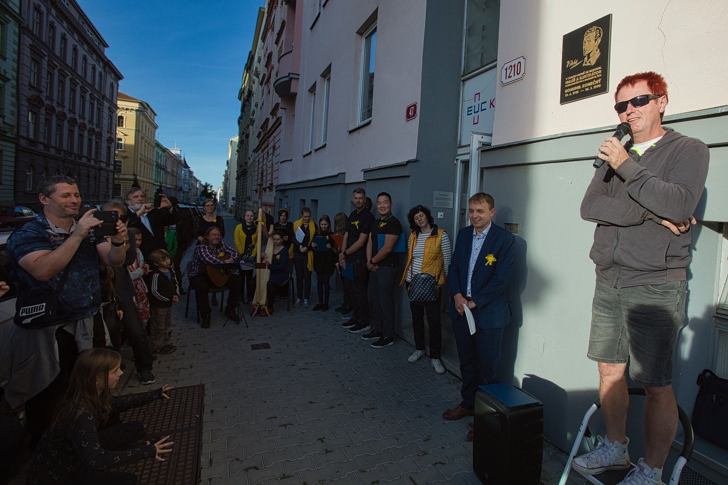 Pamětní deska na domě ve Skrétově ulici na Jižním Předměstí od pátku 1. října 2021 připomíná, že se v něm narodil Bohumil ‚Bimba‘ Konečný – malíř a ilustrátor, který proslul zejména svým obrazovým doprovodem ke slavným foglarovkám či dobrodružným románům Otakara Batličky. Věnoval se také reklamním plakátům. (foto: Roman Muchka, 1.10.2021)