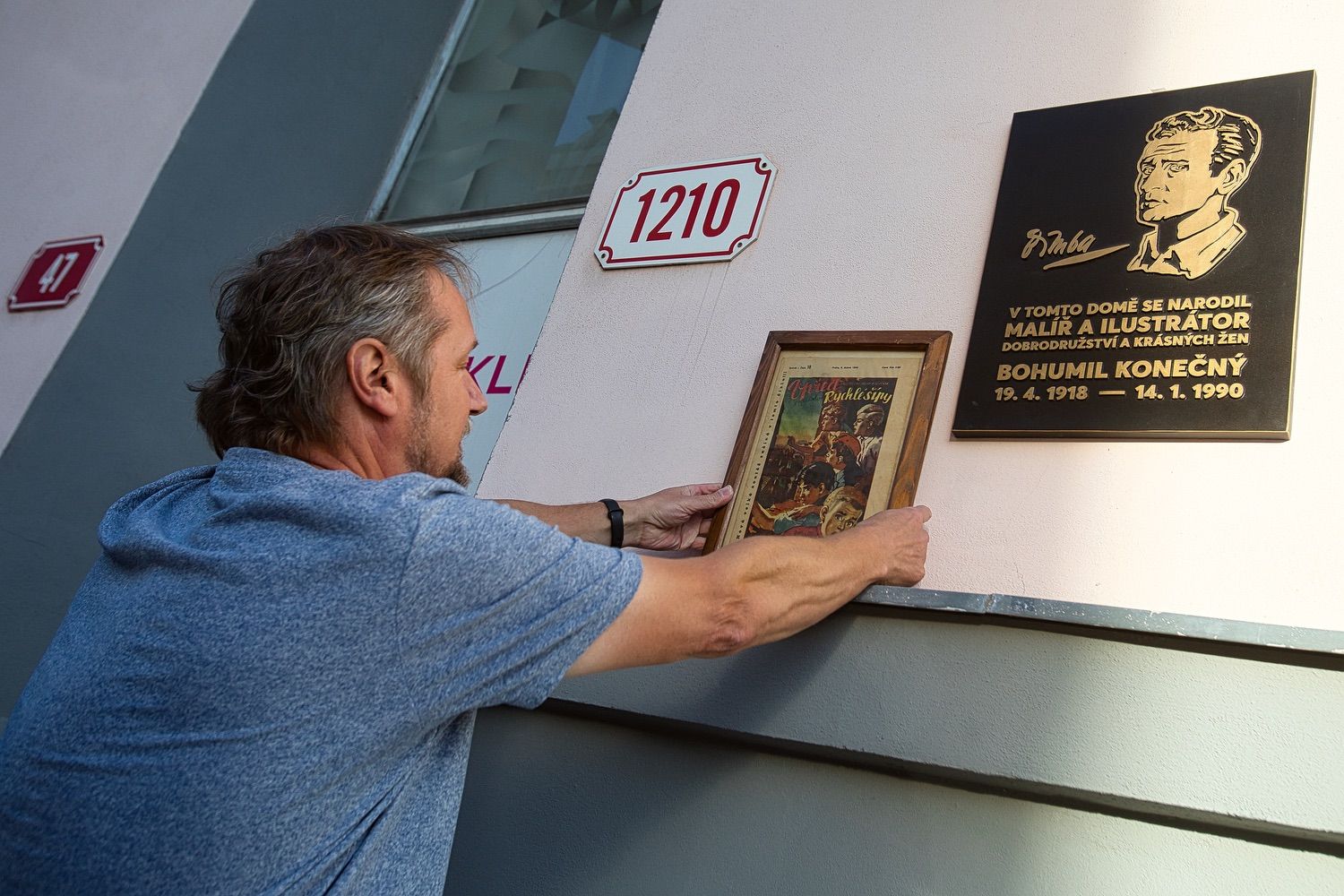 Pamětní deska na domě ve Skrétově ulici na Jižním Předměstí od pátku 1. října 2021 připomíná, že se v něm narodil Bohumil ‚Bimba‘ Konečný – malíř a ilustrátor, který proslul zejména svým obrazovým doprovodem ke slavným foglarovkám či dobrodružným románům Otakara Batličky. Věnoval se také reklamním plakátům. (foto: Roman Muchka, 1.10.2021)