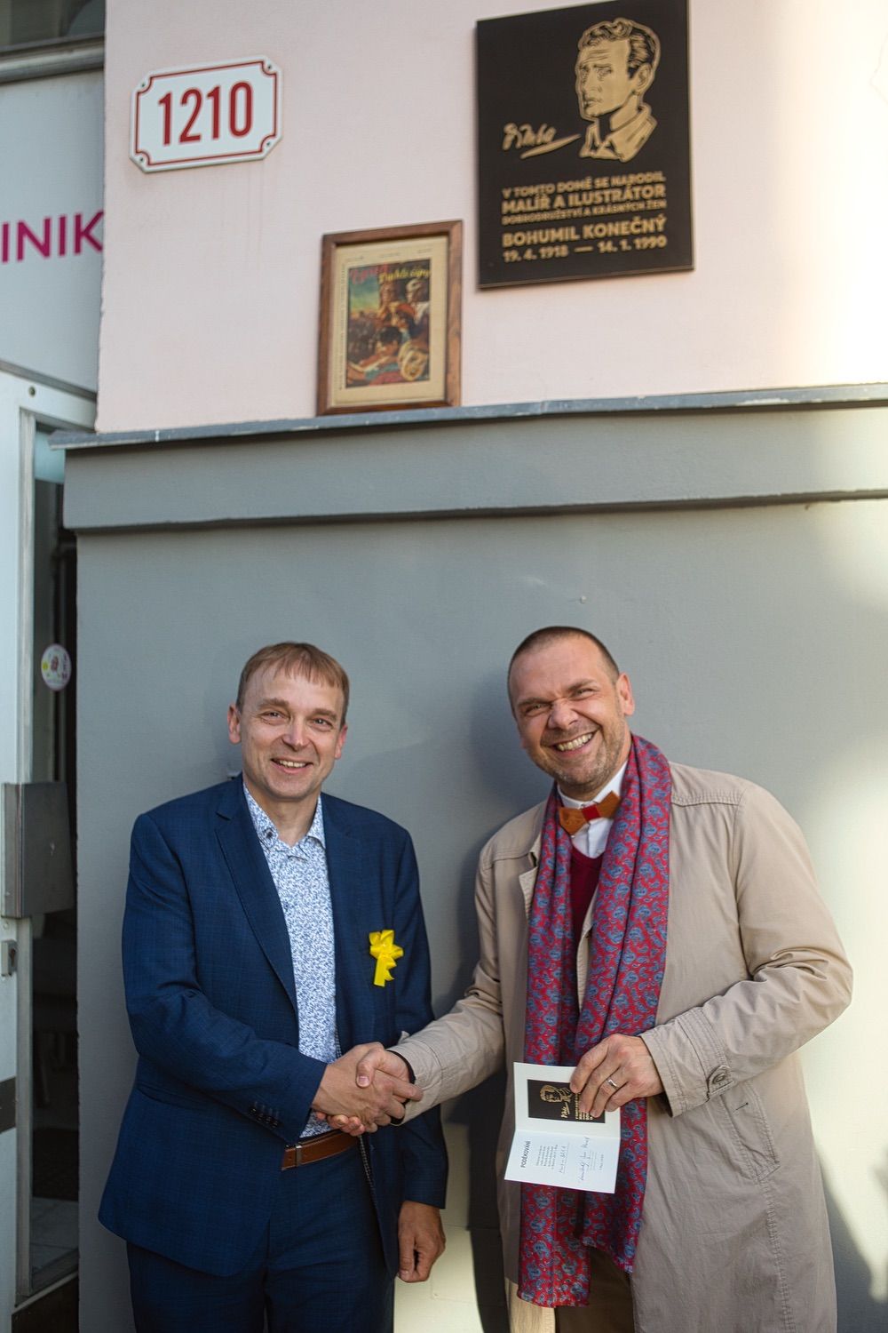 Pamětní deska na domě ve Skrétově ulici na Jižním Předměstí od pátku 1. října 2021 připomíná, že se v něm narodil Bohumil ‚Bimba‘ Konečný – malíř a ilustrátor, který proslul zejména svým obrazovým doprovodem ke slavným foglarovkám či dobrodružným románům Otakara Batličky. Věnoval se také reklamním plakátům. (foto: Roman Muchka, 1.10.2021)