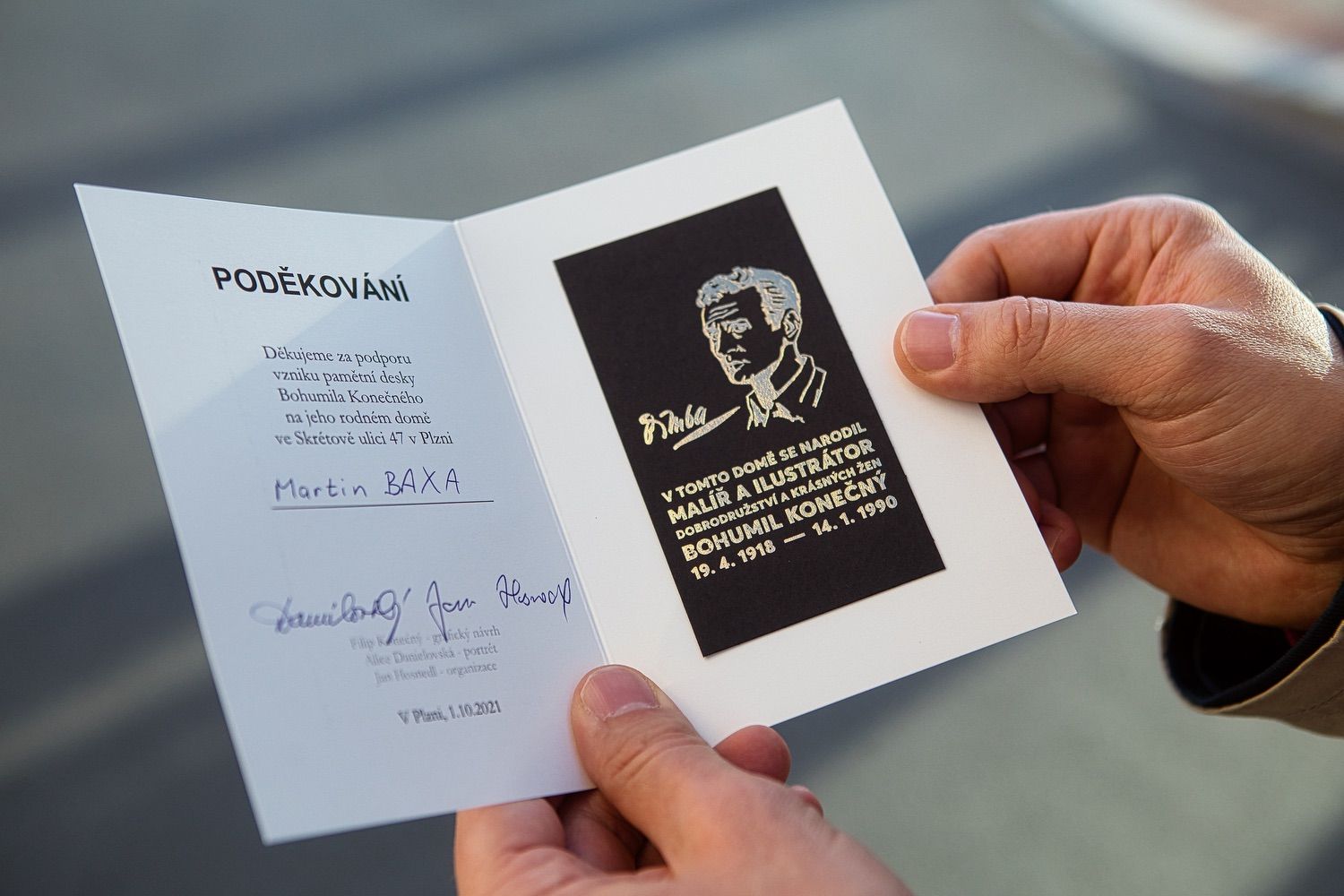 Pamětní deska na domě ve Skrétově ulici na Jižním Předměstí od pátku 1. října 2021 připomíná, že se v něm narodil Bohumil ‚Bimba‘ Konečný – malíř a ilustrátor, který proslul zejména svým obrazovým doprovodem ke slavným foglarovkám či dobrodružným románům Otakara Batličky. Věnoval se také reklamním plakátům. (foto: Roman Muchka, 1.10.2021)