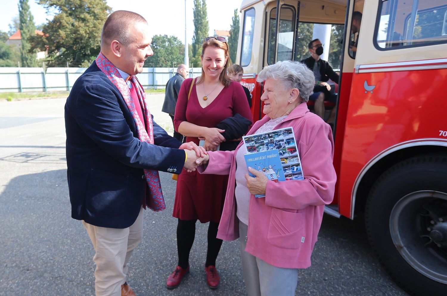 Plzeň oslavila dvě trolejbusová výročí výstavou vozidel i novými knihami (foto: P. Eret, 2.10.2021)