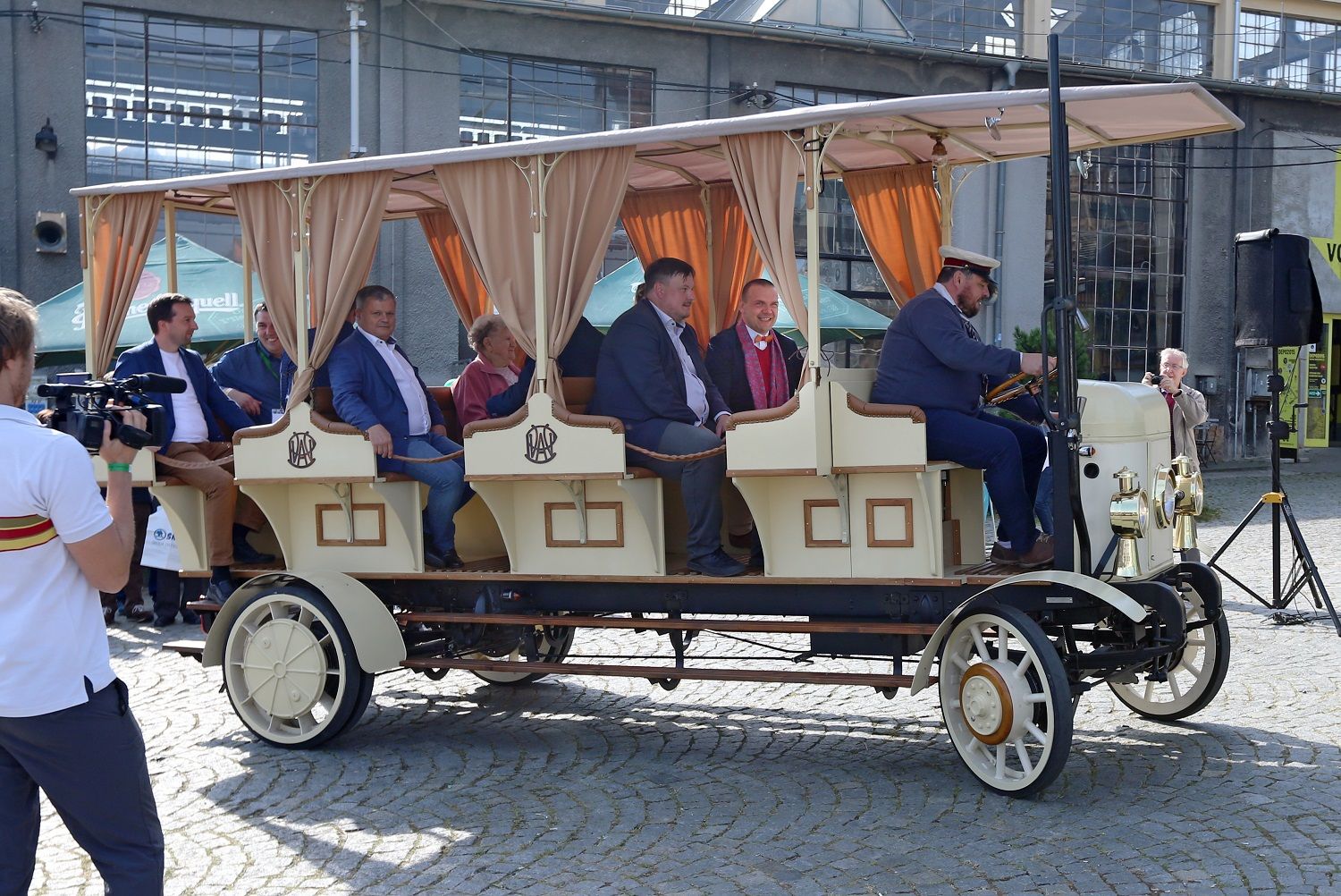 Plzeň oslavila dvě trolejbusová výročí výstavou vozidel i novými knihami (foto: P. Eret, 2.10.2021)