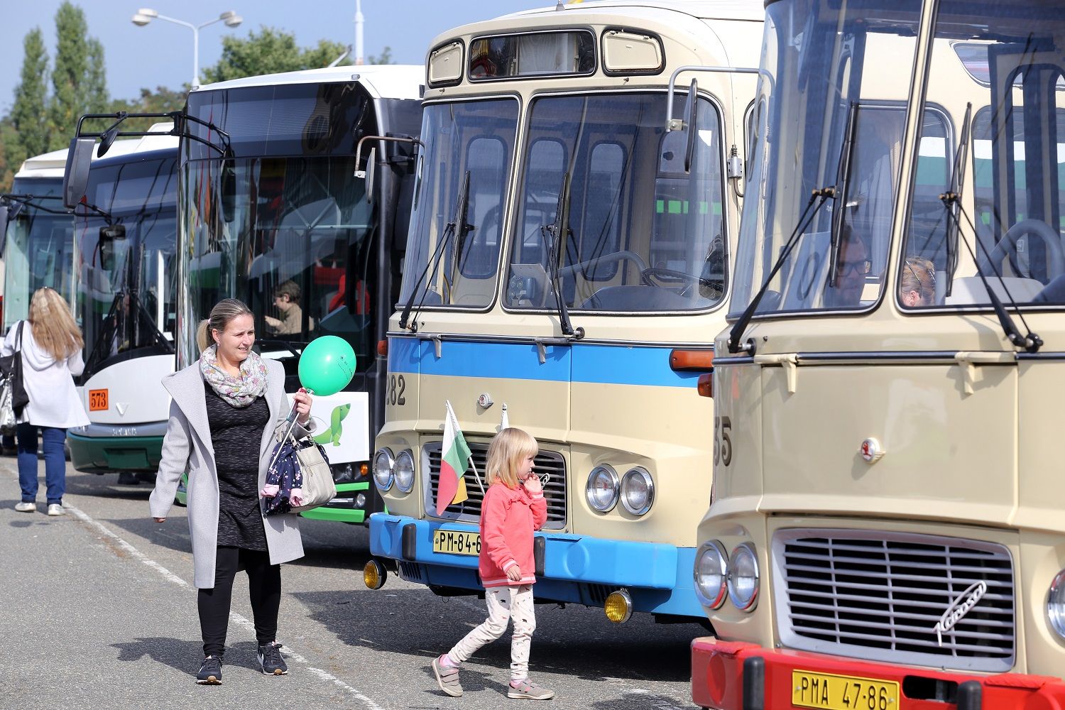 Plzeň oslavila dvě trolejbusová výročí výstavou vozidel i novými knihami (foto: P. Eret, 2.10.2021)