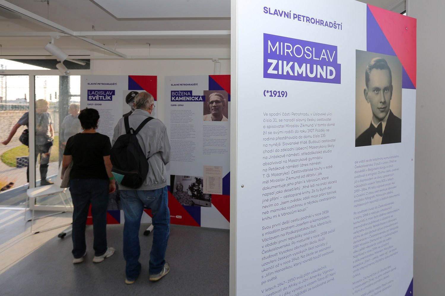 Gott, Zikmund, Horníček i bába radnická. Slavné petrohradské představuje výstava. Masarykova základní škola oslavila sto let od položení základního kamene (foto: P. Eret, 2.10.2021)