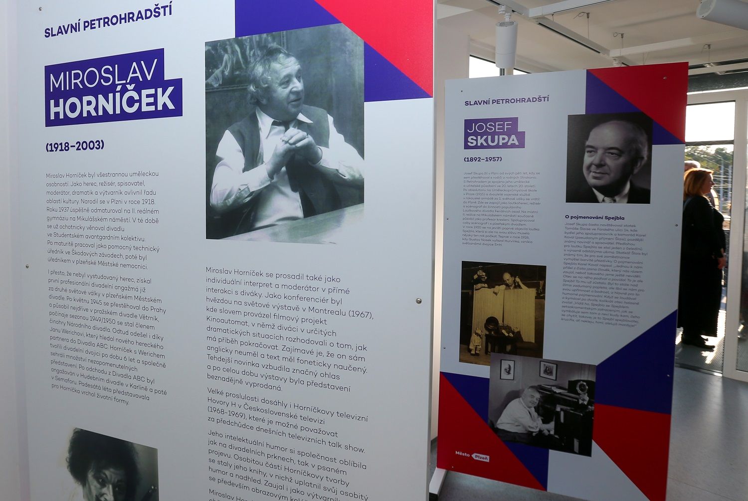 Gott, Zikmund, Horníček i bába radnická. Slavné petrohradské představuje výstava. Masarykova základní škola oslavila sto let od položení základního kamene (foto: P. Eret, 2.10.2021)