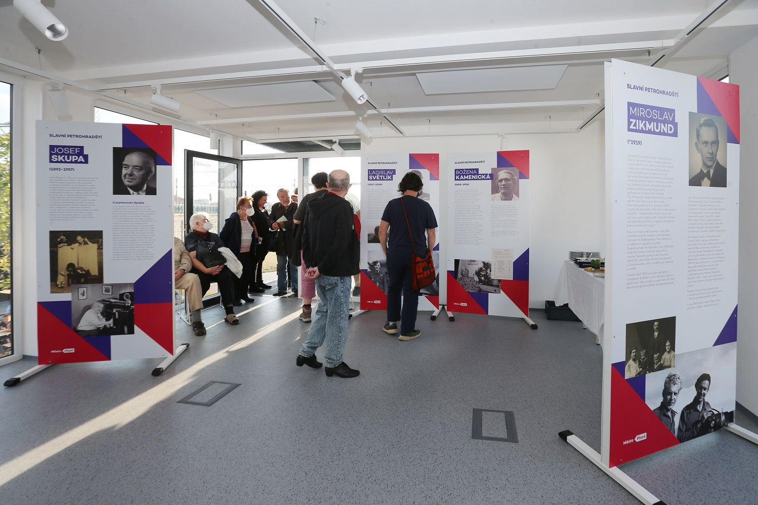 Gott, Zikmund, Horníček i bába radnická. Slavné petrohradské představuje výstava. Masarykova základní škola oslavila sto let od položení základního kamene (foto: P. Eret, 2.10.2021)