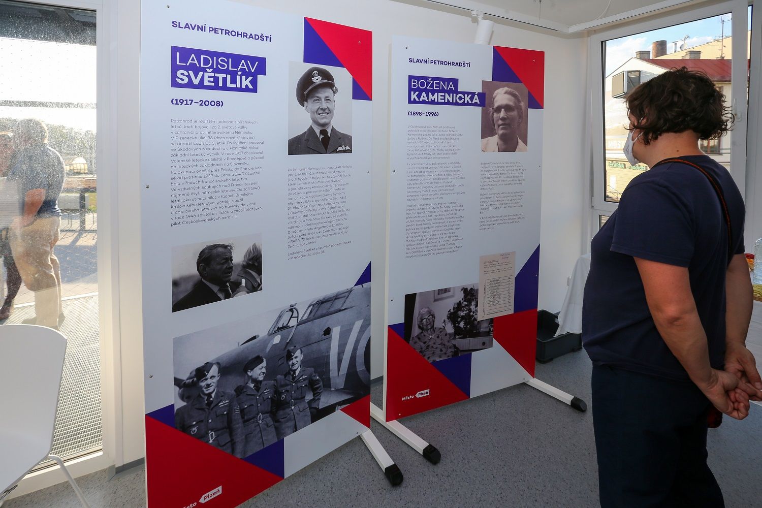 Gott, Zikmund, Horníček i bába radnická. Slavné petrohradské představuje výstava. Masarykova základní škola oslavila sto let od položení základního kamene (foto: P. Eret, 2.10.2021)