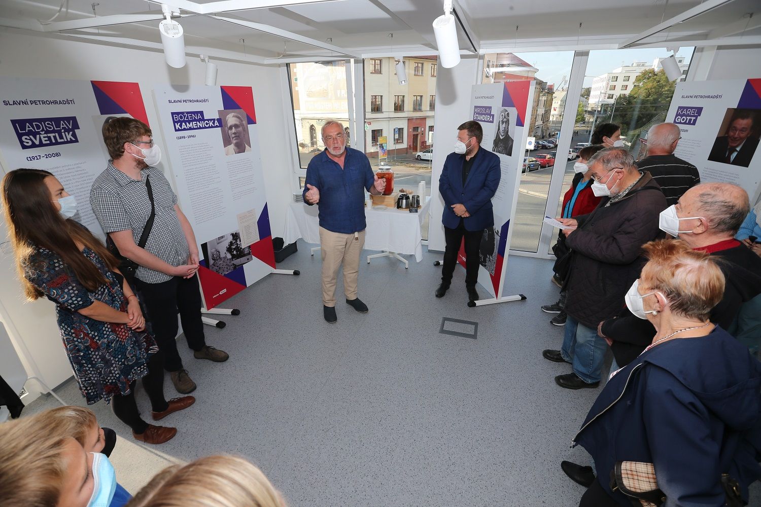 Gott, Zikmund, Horníček i bába radnická. Slavné petrohradské představuje výstava. Masarykova základní škola oslavila sto let od položení základního kamene (foto: P. Eret, 2.10.2021)