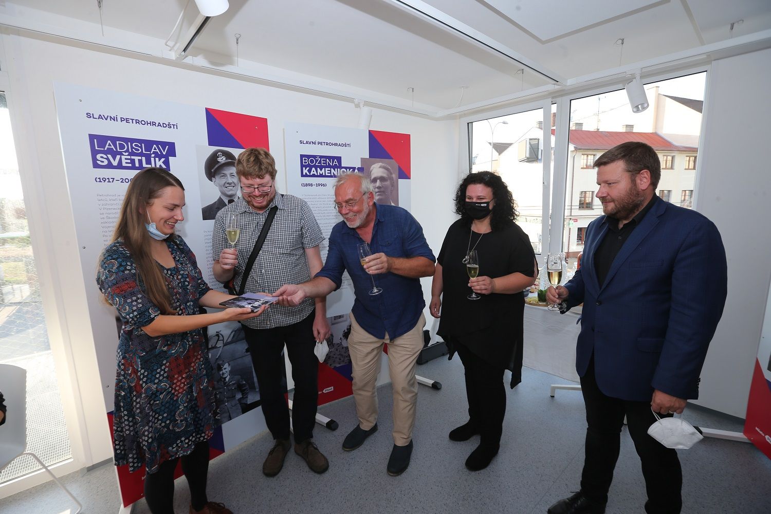 Gott, Zikmund, Horníček i bába radnická. Slavné petrohradské představuje výstava. Masarykova základní škola oslavila sto let od položení základního kamene (foto: P. Eret, 2.10.2021)