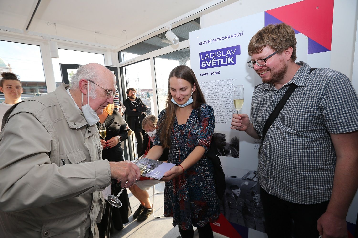 Gott, Zikmund, Horníček i bába radnická. Slavné petrohradské představuje výstava. Masarykova základní škola oslavila sto let od položení základního kamene (foto: P. Eret, 2.10.2021)
