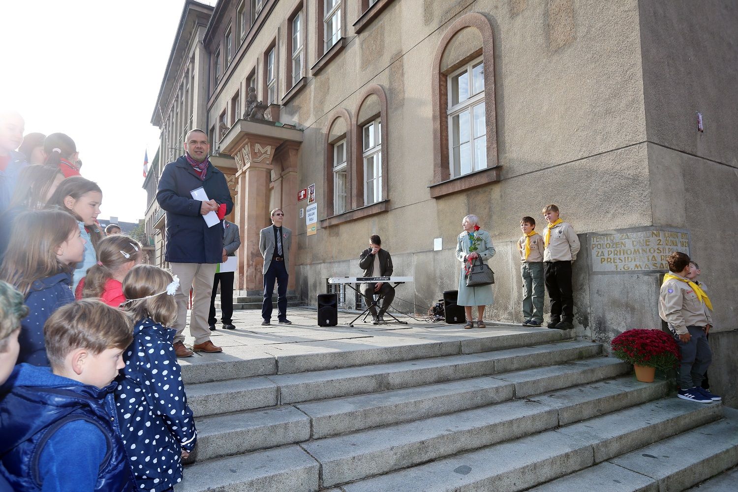 Gott, Zikmund, Horníček i bába radnická. Slavné petrohradské představuje výstava. Masarykova základní škola oslavila sto let od položení základního kamene (foto: P. Eret, 2.10.2021)
