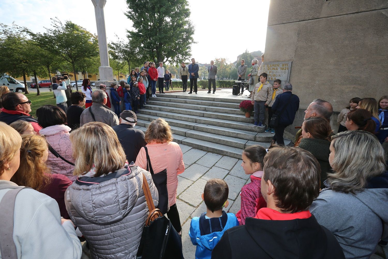 Gott, Zikmund, Horníček i bába radnická. Slavné petrohradské představuje výstava. Masarykova základní škola oslavila sto let od položení základního kamene (foto: P. Eret, 2.10.2021)