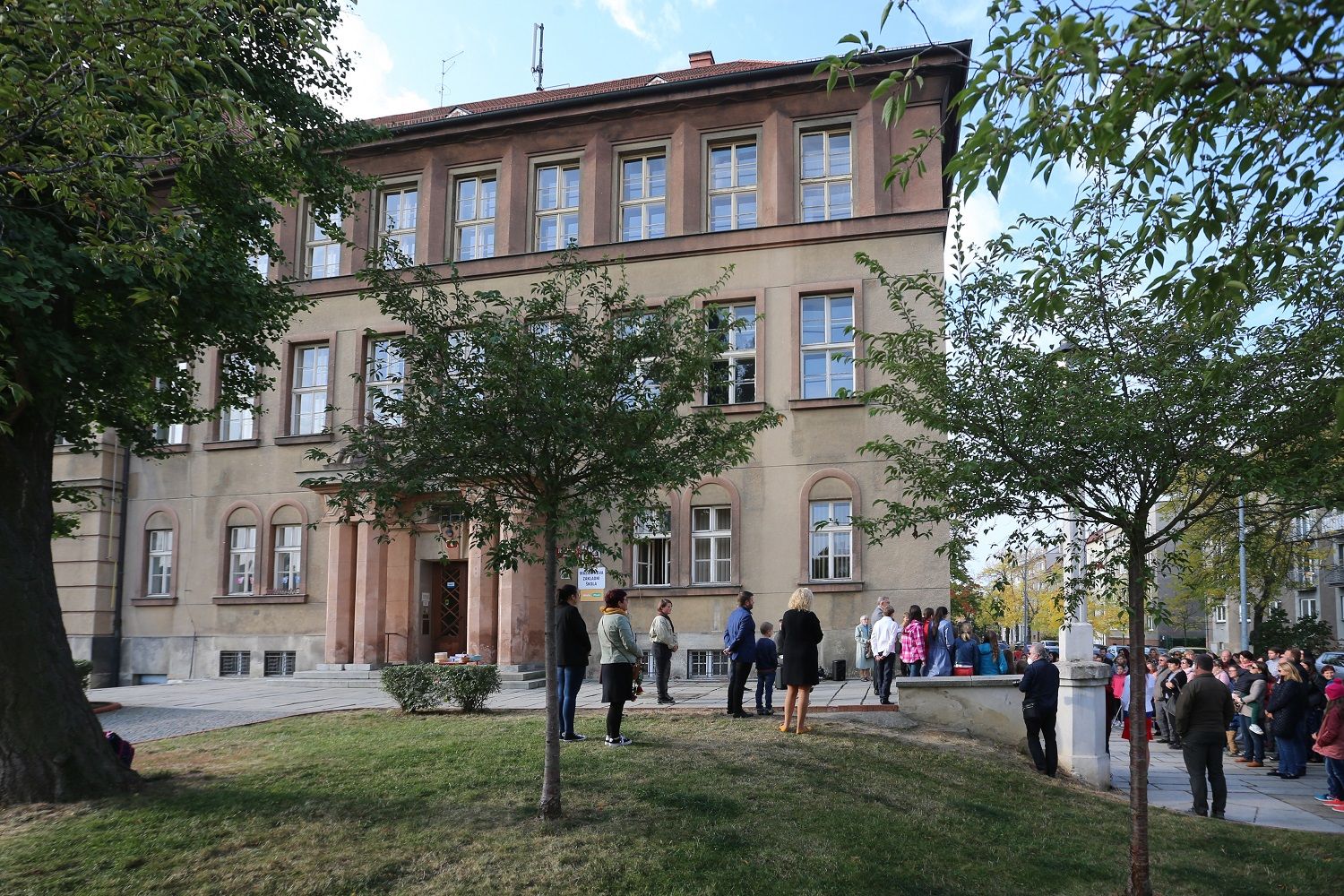 Gott, Zikmund, Horníček i bába radnická. Slavné petrohradské představuje výstava. Masarykova základní škola oslavila sto let od položení základního kamene (foto: P. Eret, 2.10.2021)