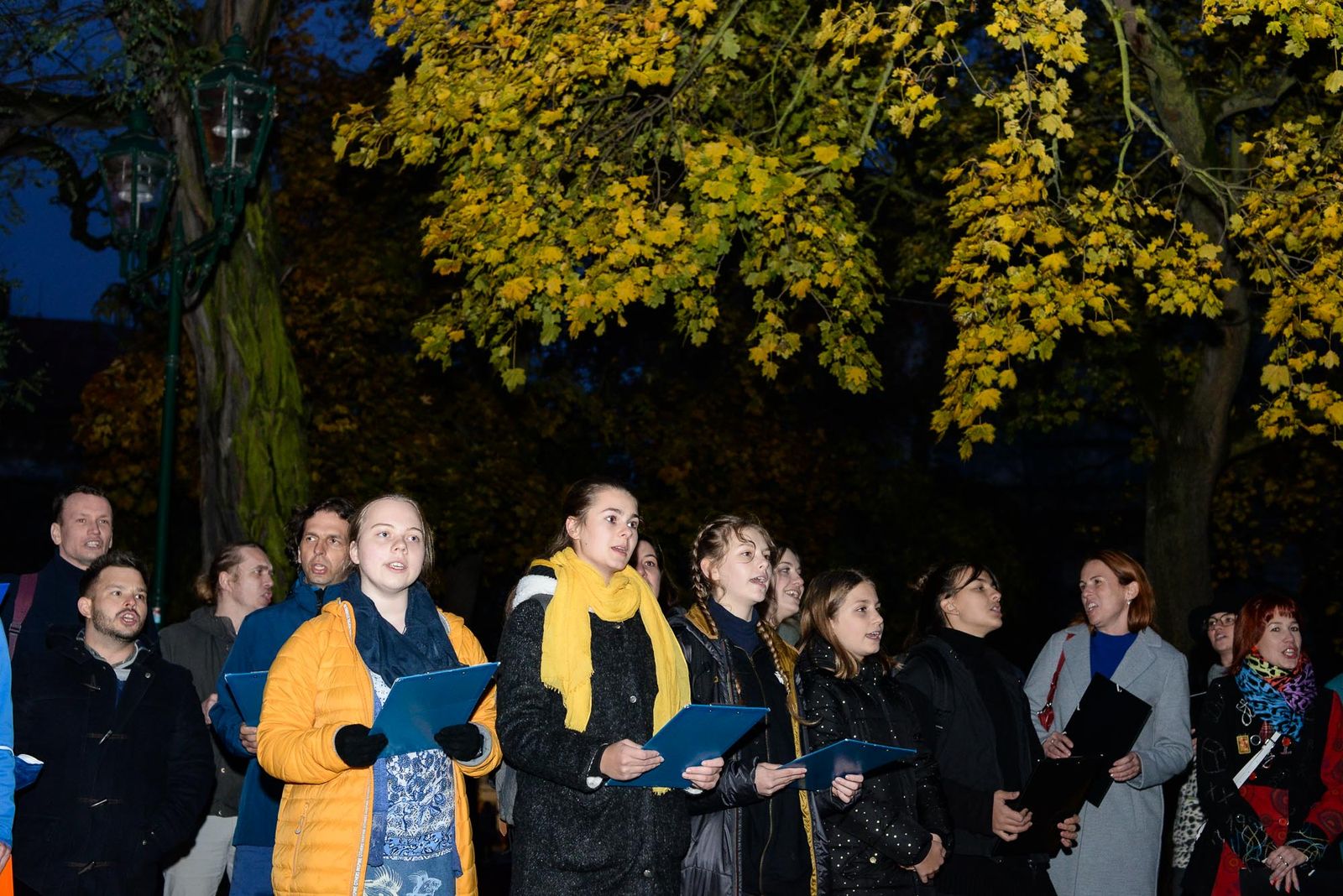 Výstava ve Smetanových sadech připomíná, že Gymnáziu Františka Křižíka je 30 let (foto: M. Pecuch, 3.11.2021)