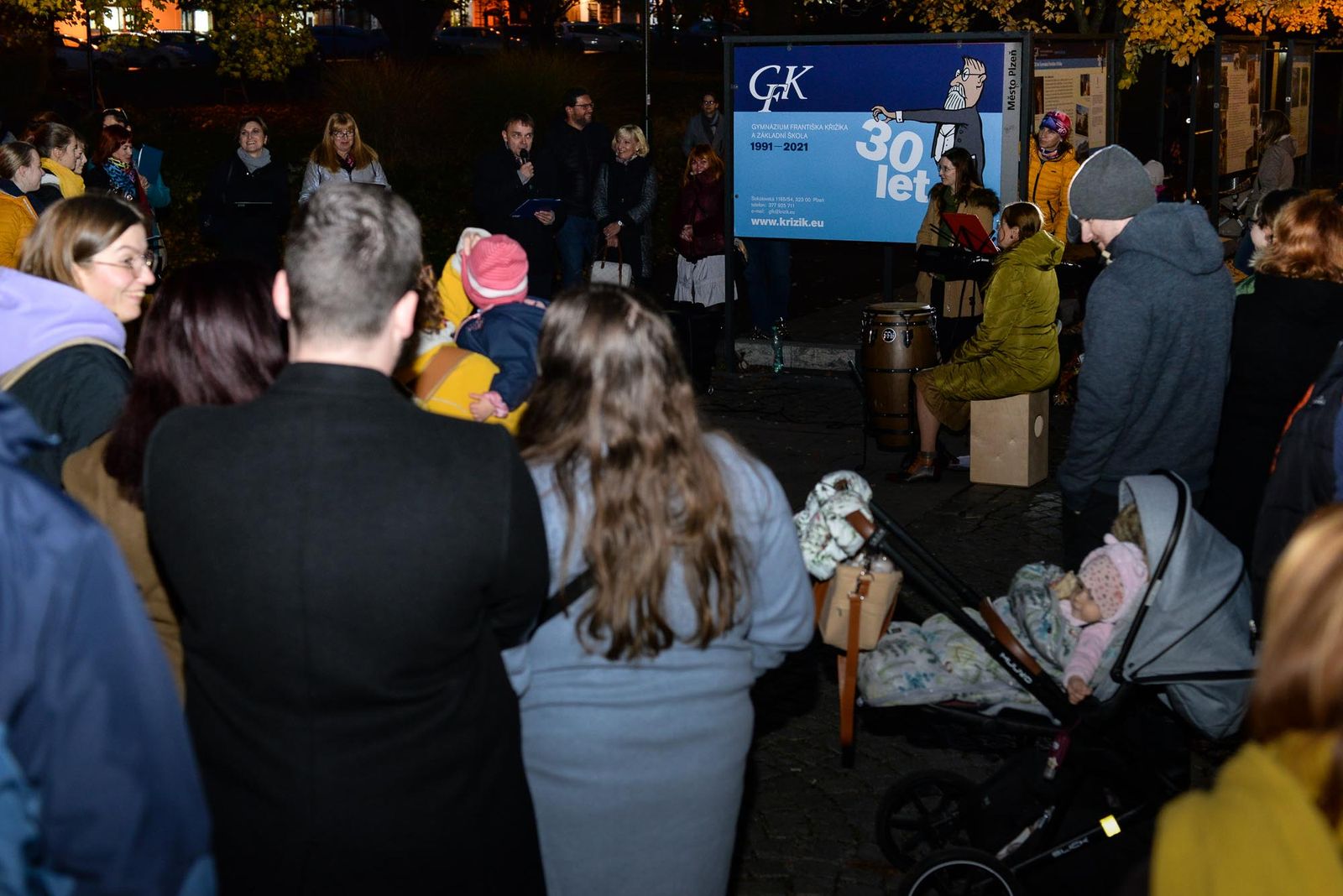 Výstava ve Smetanových sadech připomíná, že Gymnáziu Františka Křižíka je 30 let (foto: M. Pecuch, 3.11.2021)