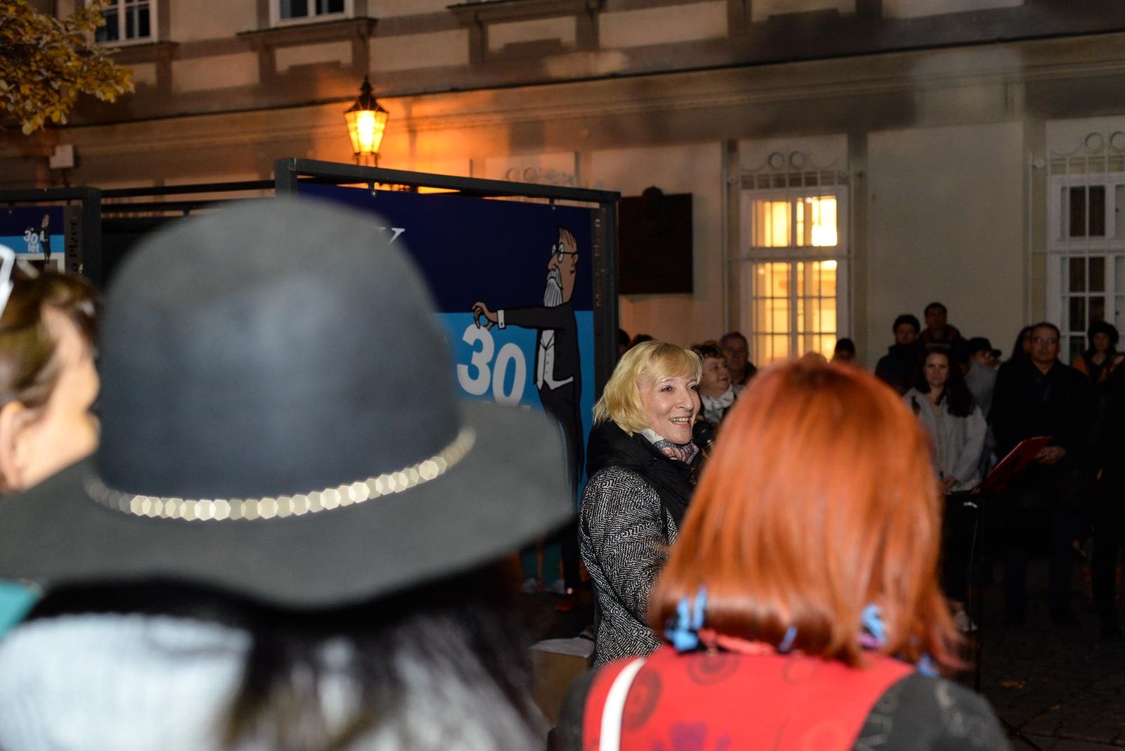 Výstava ve Smetanových sadech připomíná, že Gymnáziu Františka Křižíka je 30 let (foto: M. Pecuch, 3.11.2021)