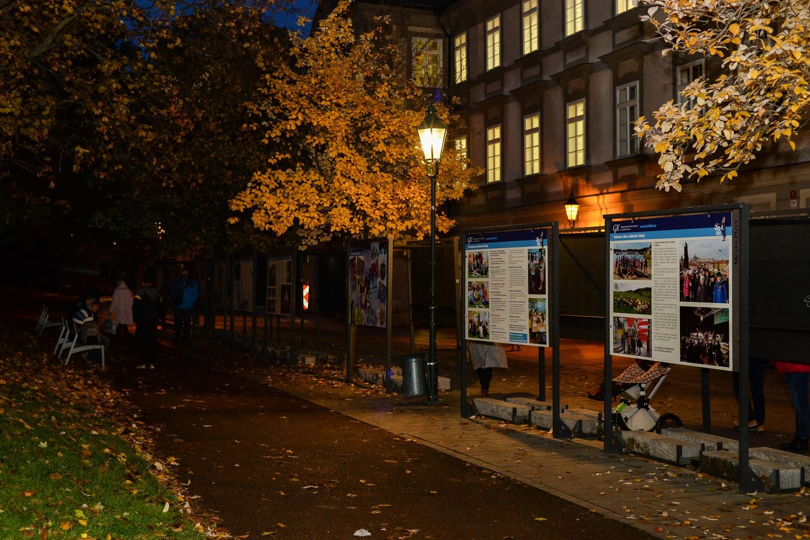 Výstava ve Smetanových sadech připomíná, že Gymnáziu Františka Křižíka je 30 let (foto: M. Pecuch, 3.11.2021)