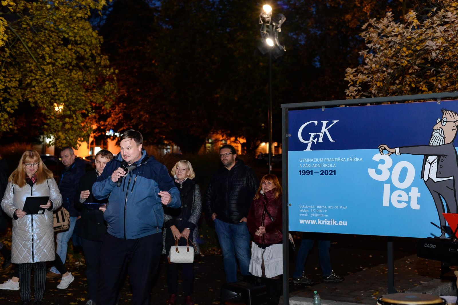 Výstava ve Smetanových sadech připomíná, že Gymnáziu Františka Křižíka je 30 let (foto: M. Pecuch, 3.11.2021)