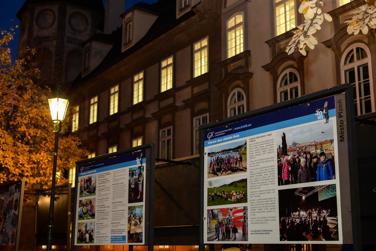 Výstava ve Smetanových sadech připomíná, že Gymnáziu Františka Křižíka je 30 let (foto: M. Pecuch, 3.11.2021)