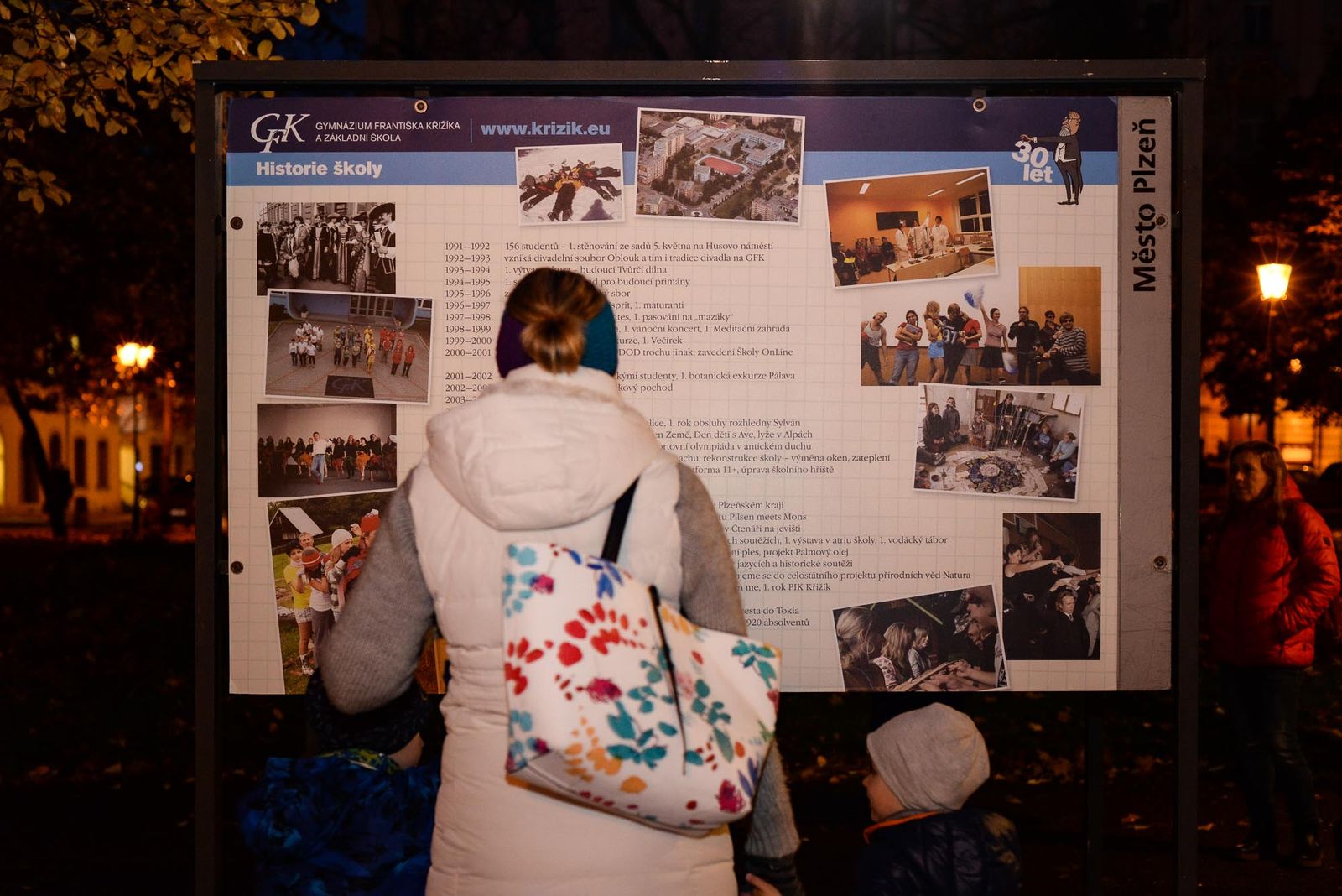 Výstava ve Smetanových sadech připomíná, že Gymnáziu Františka Křižíka je 30 let (foto: M. Pecuch, 3.11.2021)