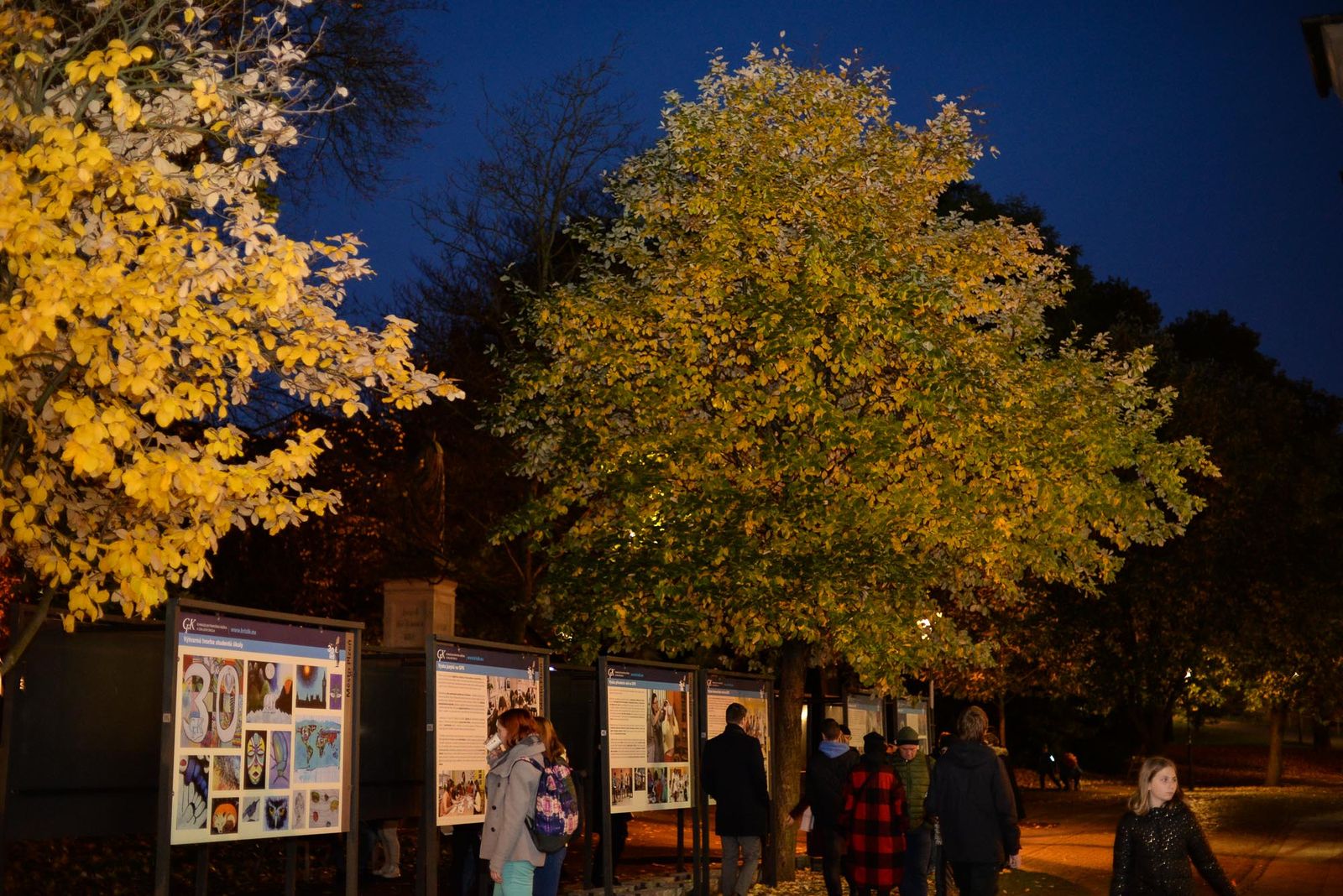 Výstava ve Smetanových sadech připomíná, že Gymnáziu Františka Křižíka je 30 let (foto: M. Pecuch, 3.11.2021)