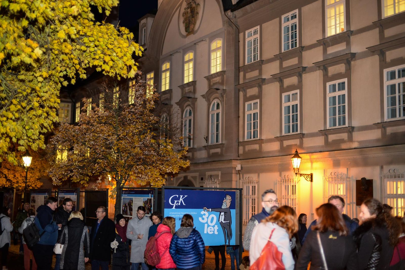Výstava ve Smetanových sadech připomíná, že Gymnáziu Františka Křižíka je 30 let (foto: M. Pecuch, 3.11.2021)