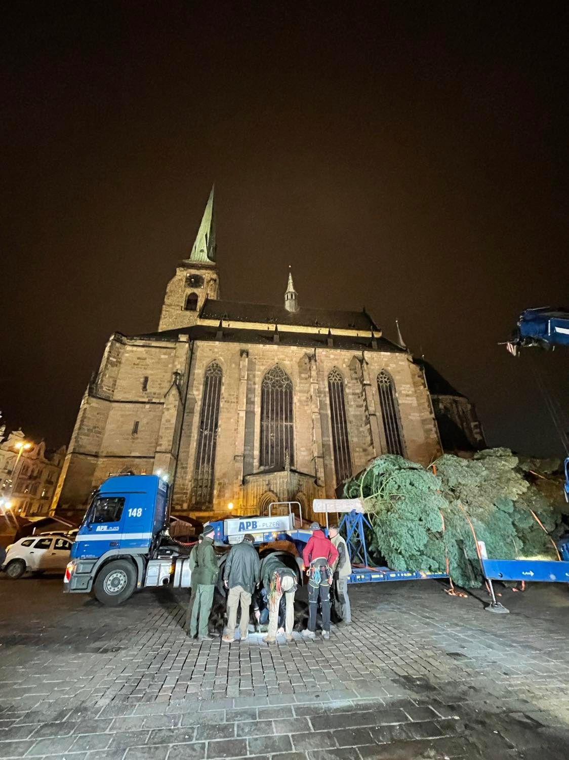 Vánoční strom na náměstí Republiky (foto: Jana Apolínová, 12.11.2021)