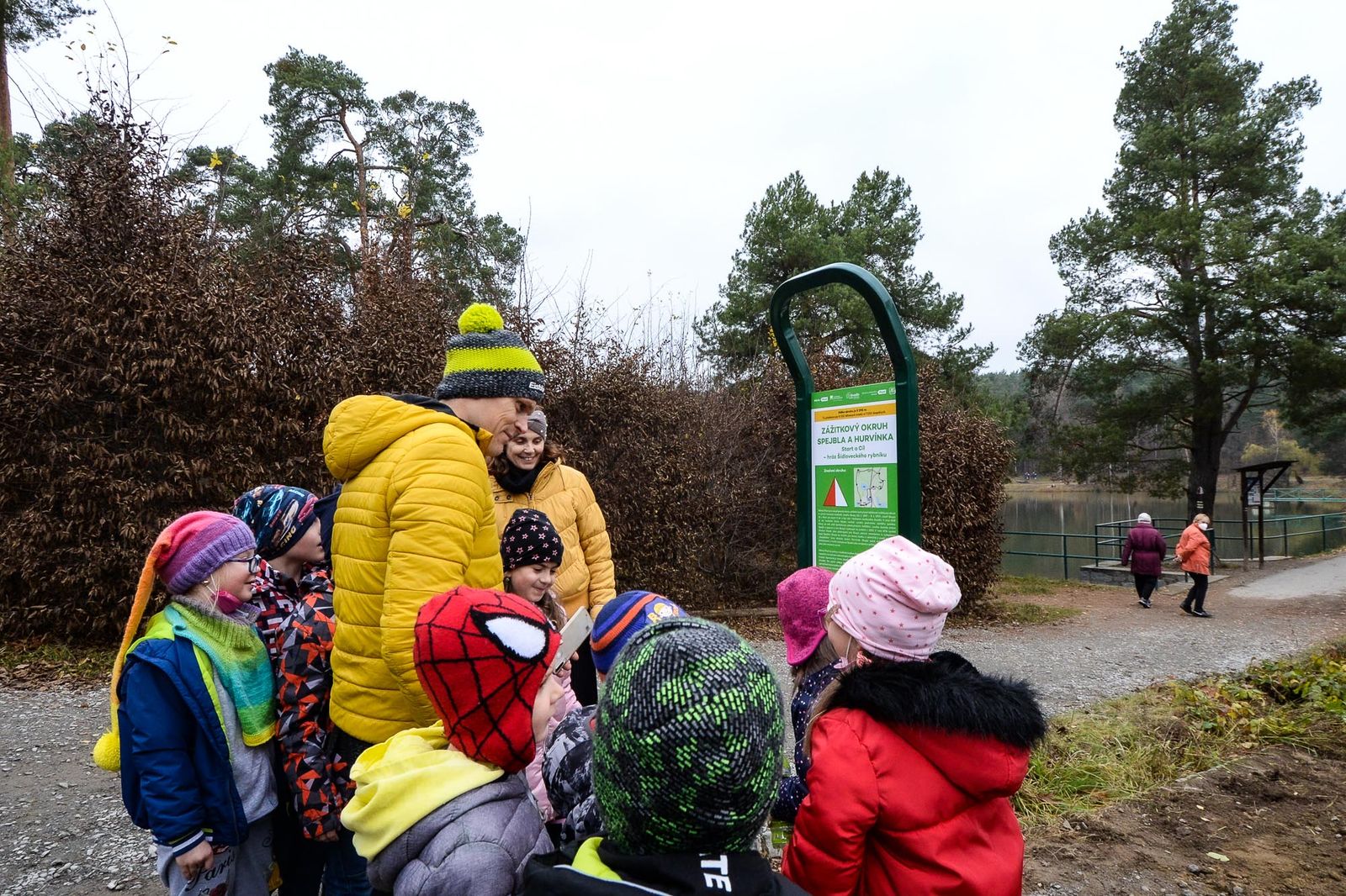 Spejbl a Hurvínek provedou děti i dospělé okolím boleveckých rybníků (foto: M. Pecuch, 16.11.2021)