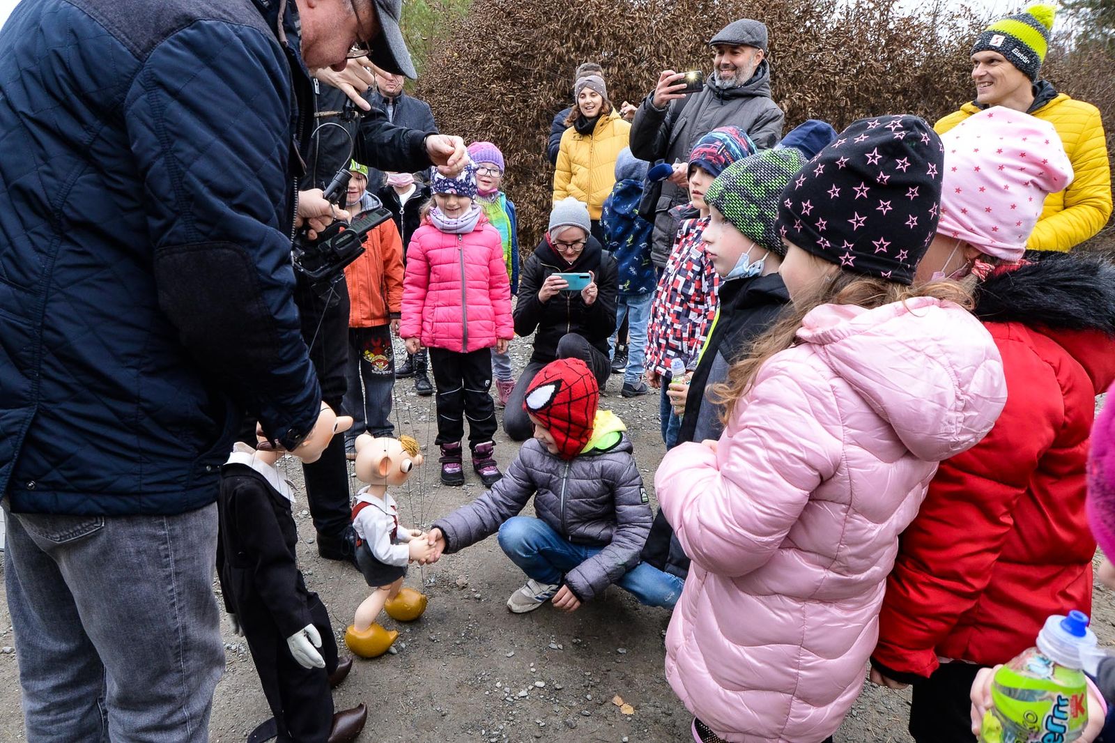Spejbl a Hurvínek provedou děti i dospělé okolím boleveckých rybníků (foto: M. Pecuch, 16.11.2021)